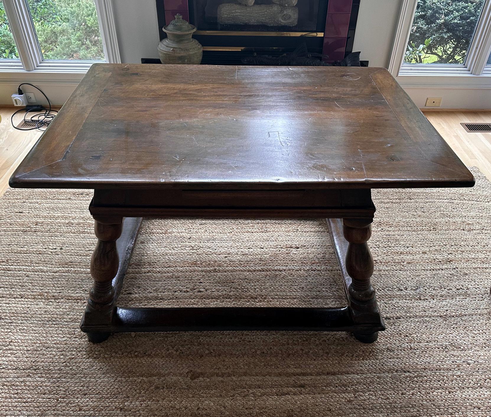 Suisse Table centrale de taverne suisse ancienne de type Jogl en vente