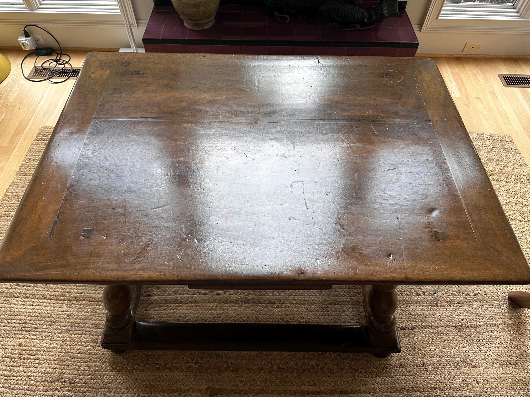 Table centrale de taverne suisse ancienne de type Jogl État moyen - En vente à Atlanta, GA