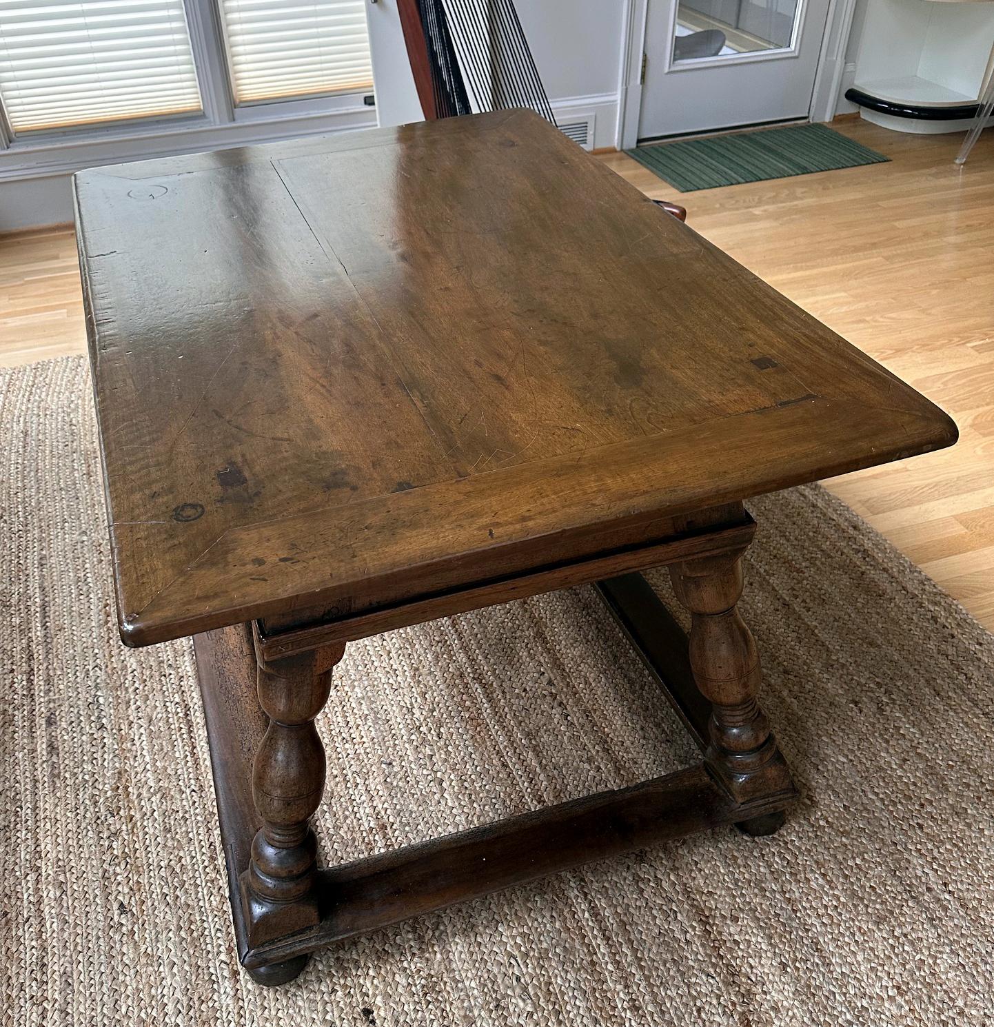 XVIIIe siècle et antérieur Table centrale de taverne suisse ancienne de type Jogl en vente
