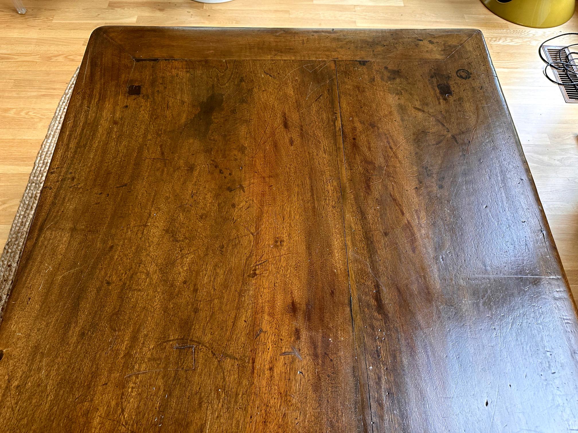 Bois de feuillus Table centrale de taverne suisse ancienne de type Jogl en vente