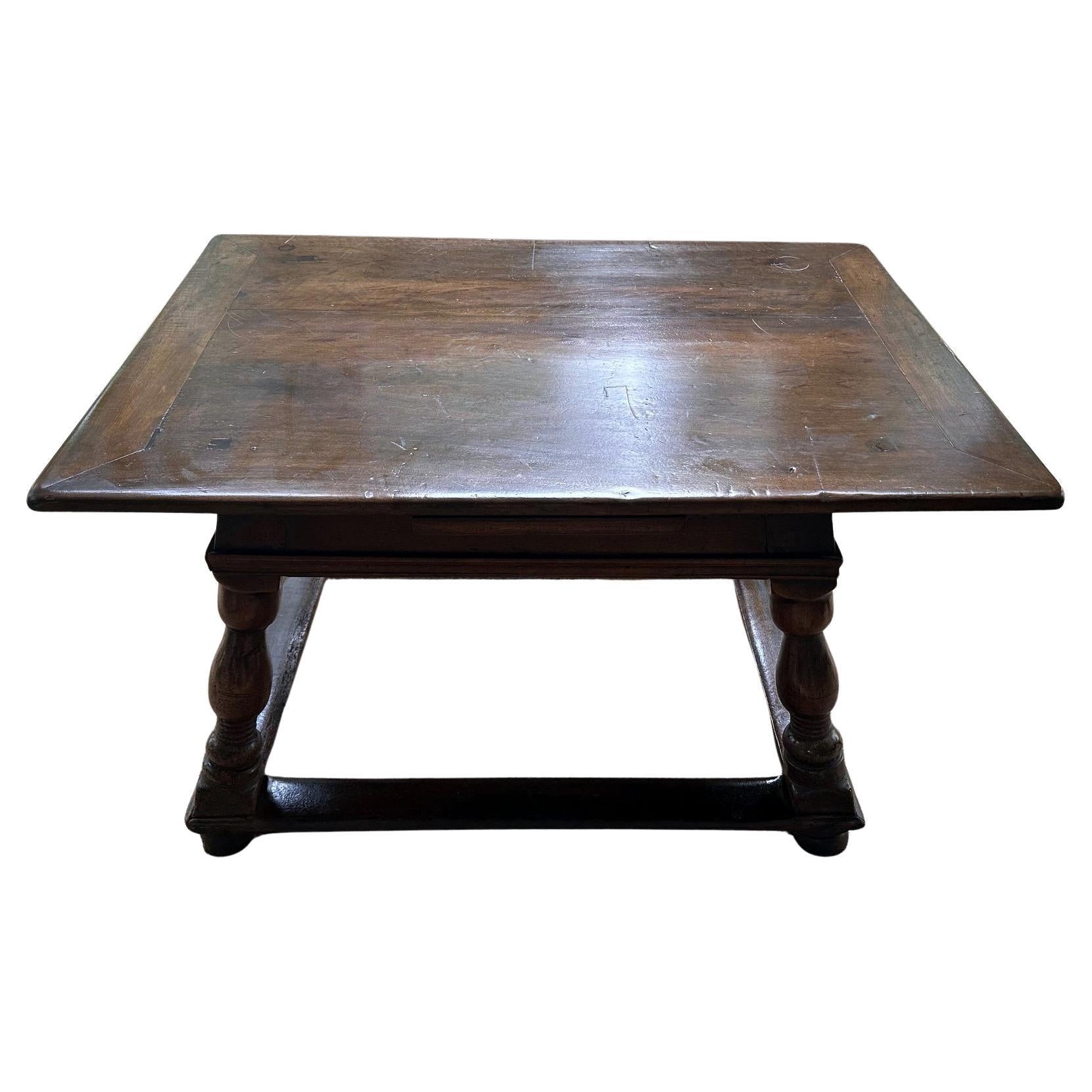 Table centrale de taverne suisse ancienne de type Jogl en vente