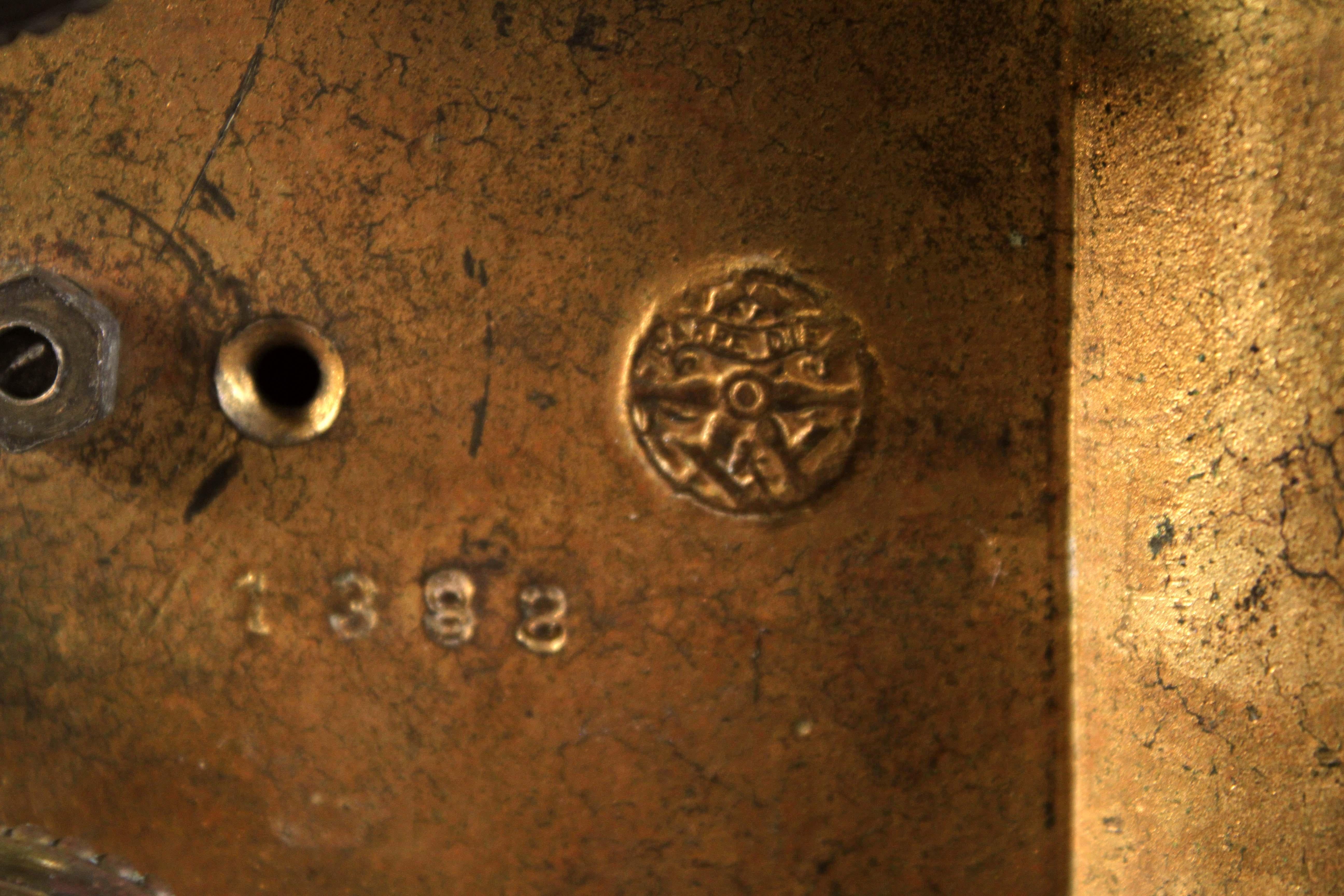 Ancienne horloge suisse Lenzkirich en fer et bronze représentant l'Apollon, estampillée 1388 en vente 6