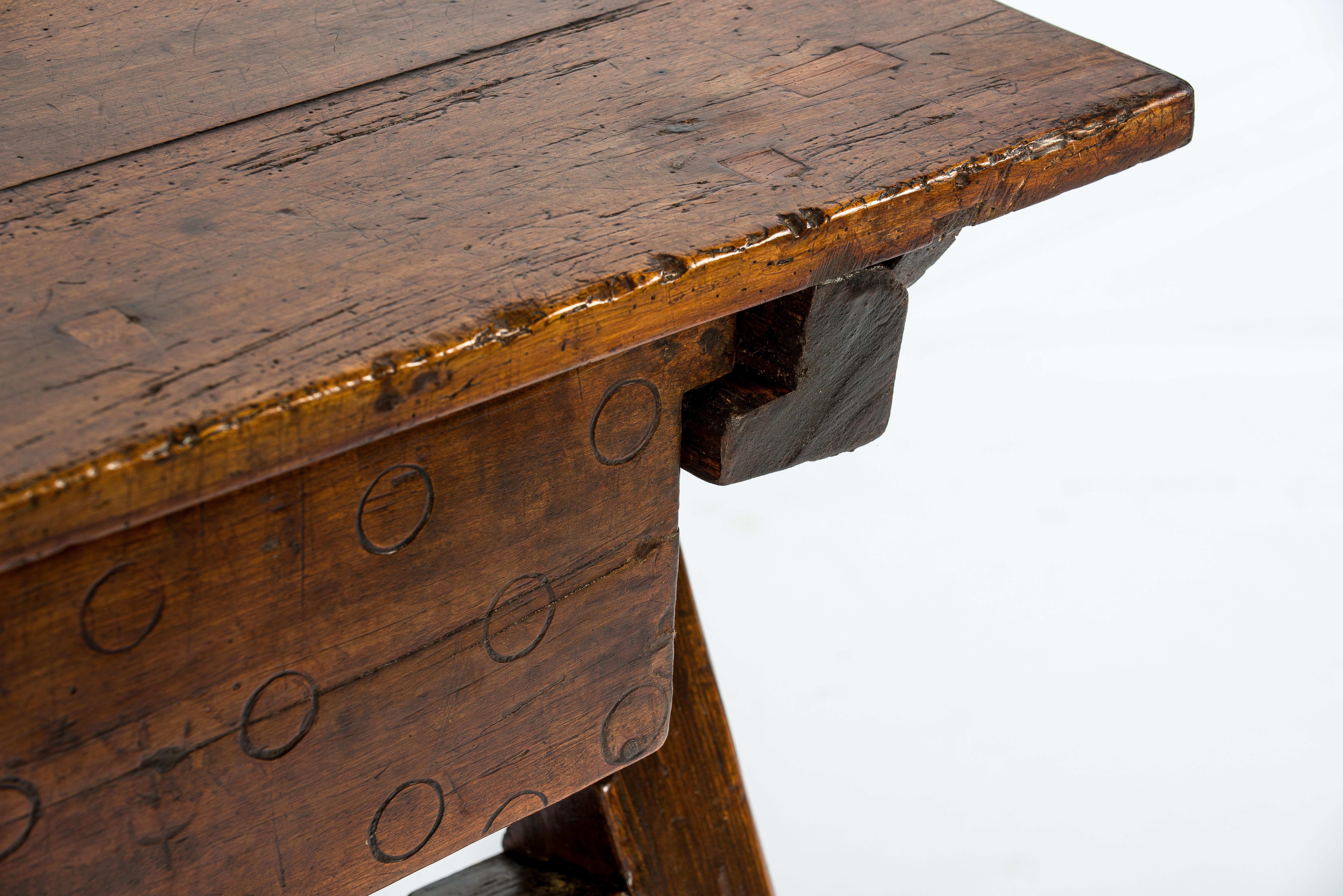 Ancienne table de marchands ou de banquier de la Renaissance suisse en pin et bois fruitier en vente 3