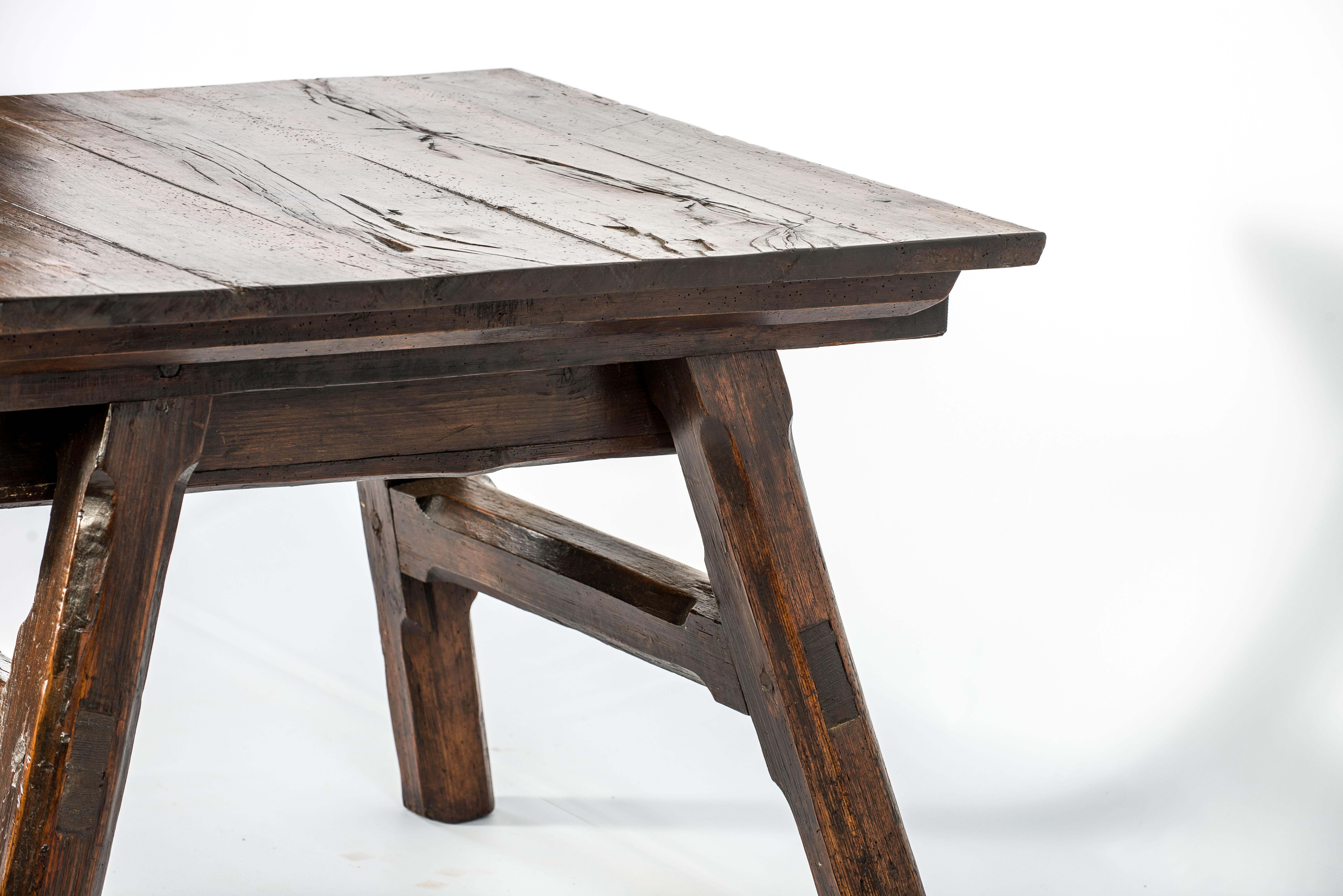 Ancienne table de marchands ou de banquier de la Renaissance suisse en pin et bois fruitier en vente 5