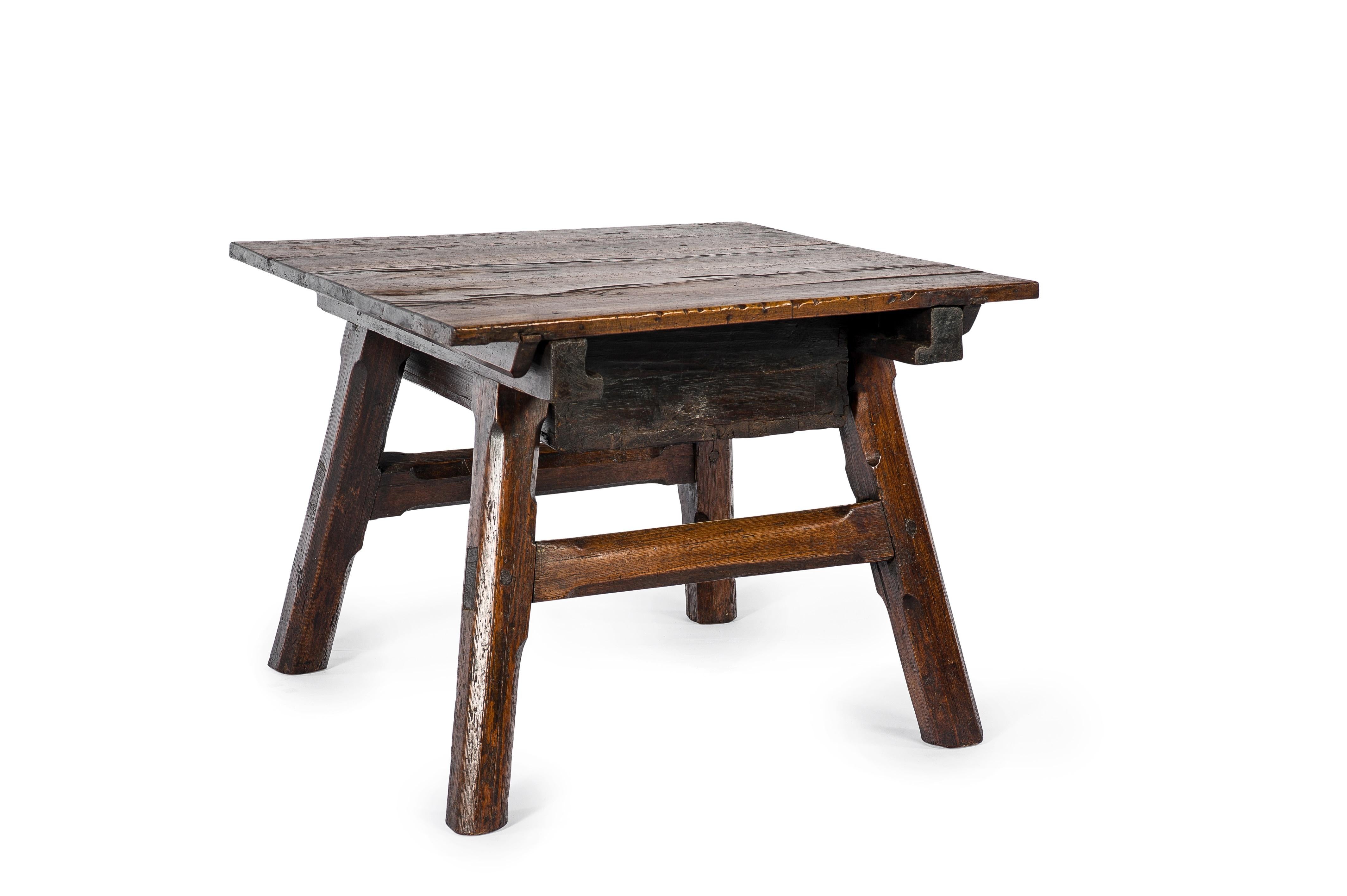 Cette belle table de banquier ou de marchand est originaire de Suisse et date d'environ 1800. Le plateau et le tiroir ont été réalisés en bois fruitier, les pieds sont en pin. La façade du tiroir a été décorée de nombreux cercles. La table a une