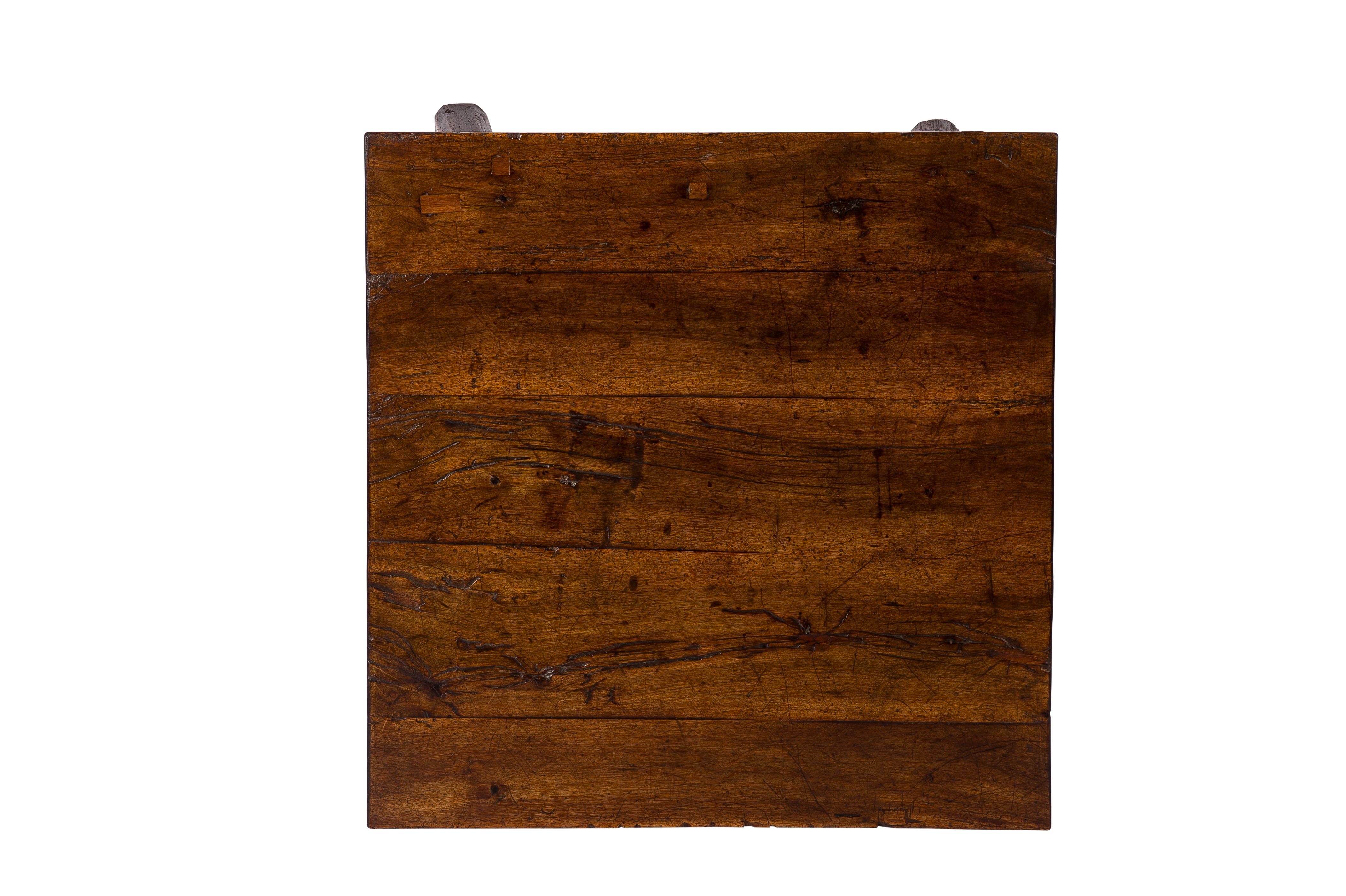 Poli Ancienne table de marchands ou de banquier de la Renaissance suisse en pin et bois fruitier en vente