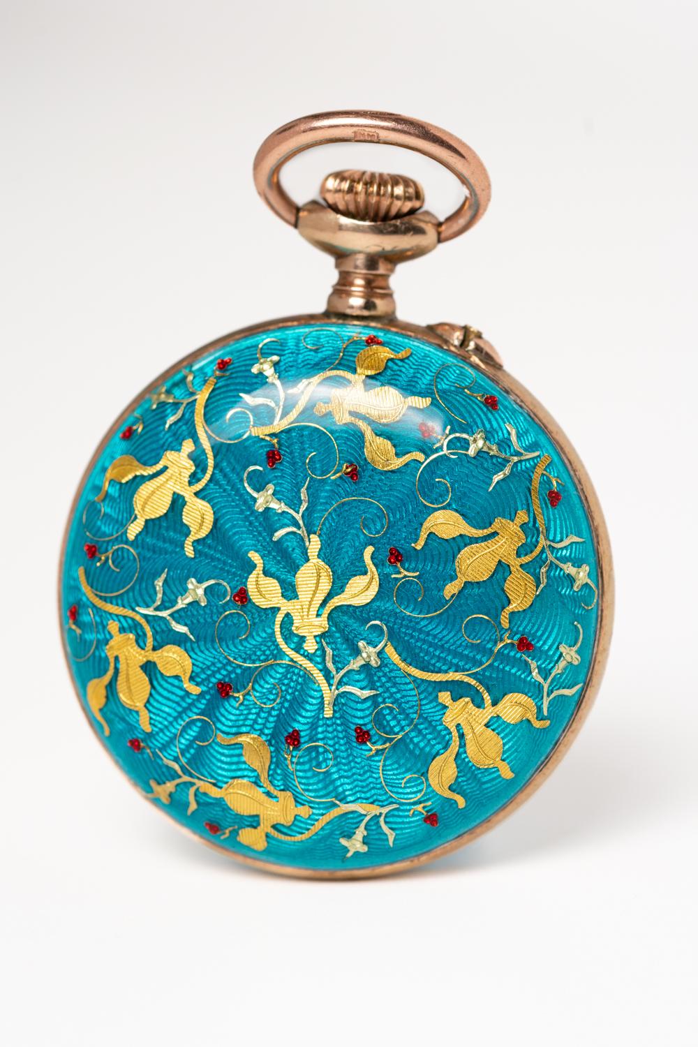 Montre de poche/pendentif en argent doré et émail guilloché bleu turquoise, datant d'environ 1900, fabriqué par Fauvette HAD. Cette pièce remarquable est décorée d'un motif de fleur de lys émaillé d'or et est en excellent état compte tenu de son