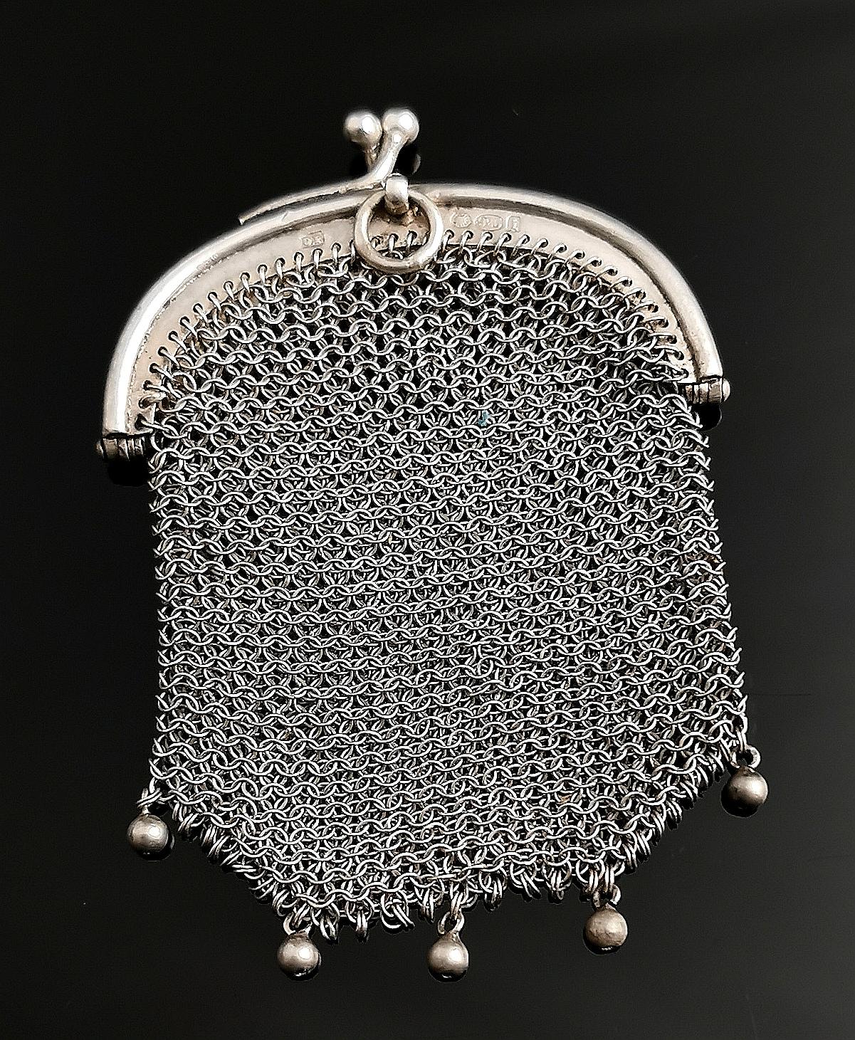 Une superbe bourse suisse antique en argent pour châtelaine.

Le corps est composé d'une maille en argent sterling 925 tissée de manière complexe et cinq petites perles sont suspendues à la base.

Le sac à main est doté d'un cadre argenté et d'un