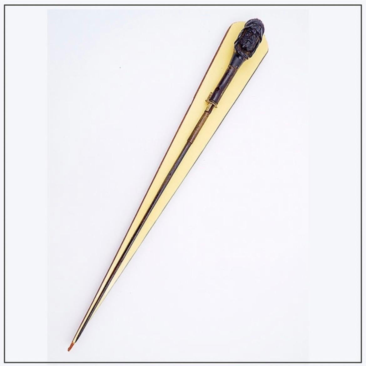 20ième siècle Ancien bâton de sabre avec tête sculptée en vente