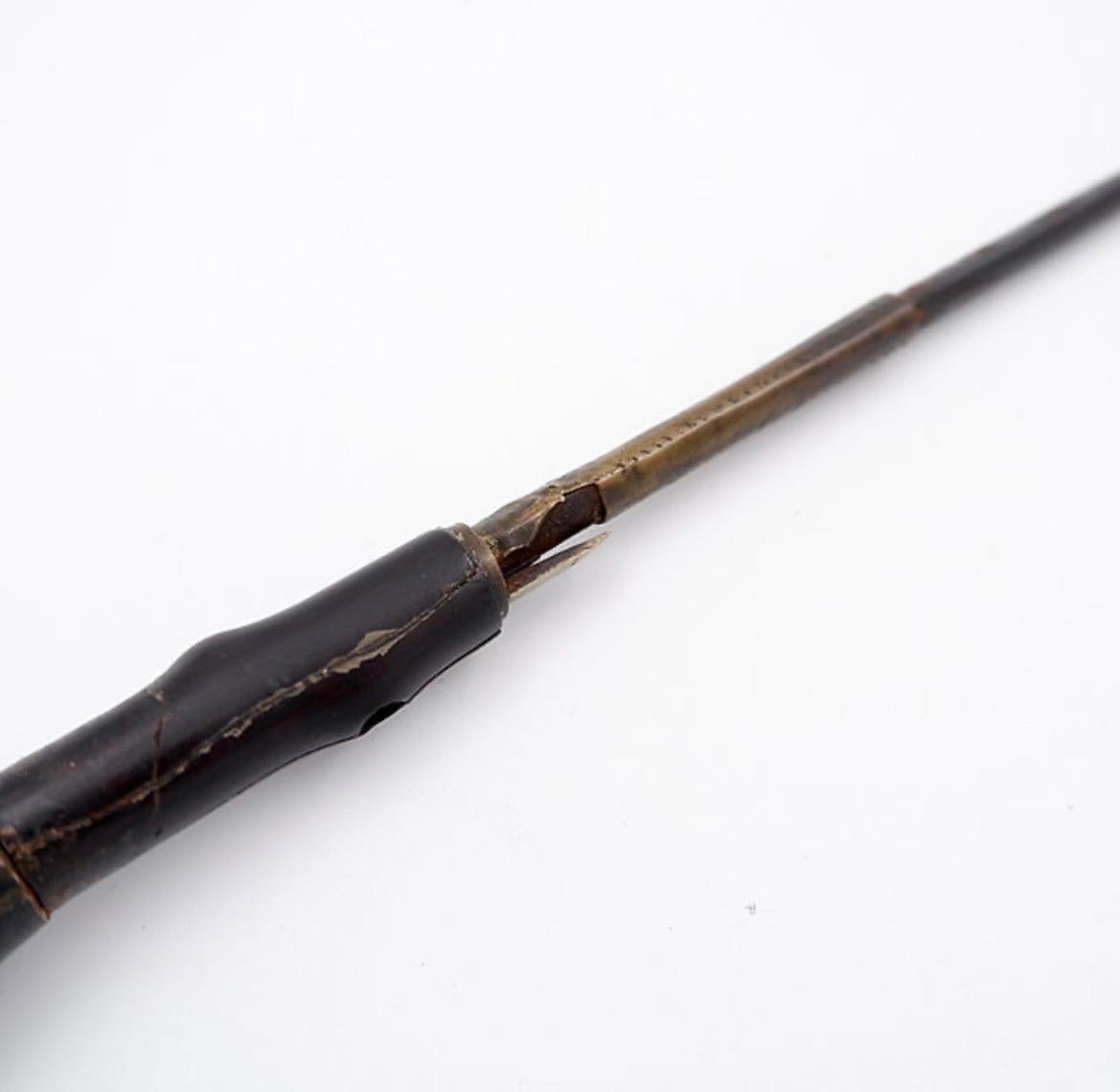 Bois de feuillus Ancien bâton de sabre avec tête sculptée en vente