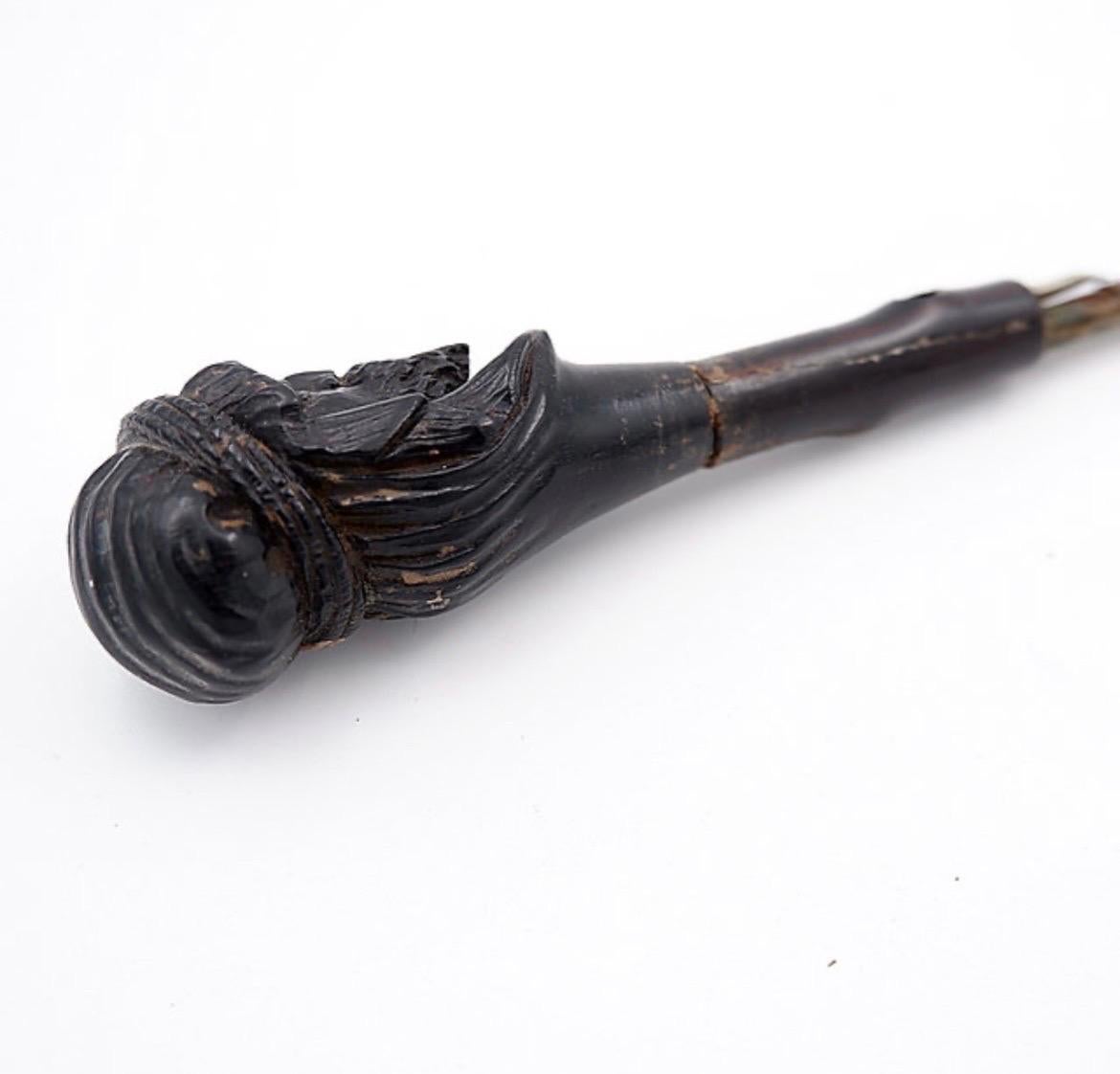 Ancien bâton de sabre avec tête sculptée en vente 1