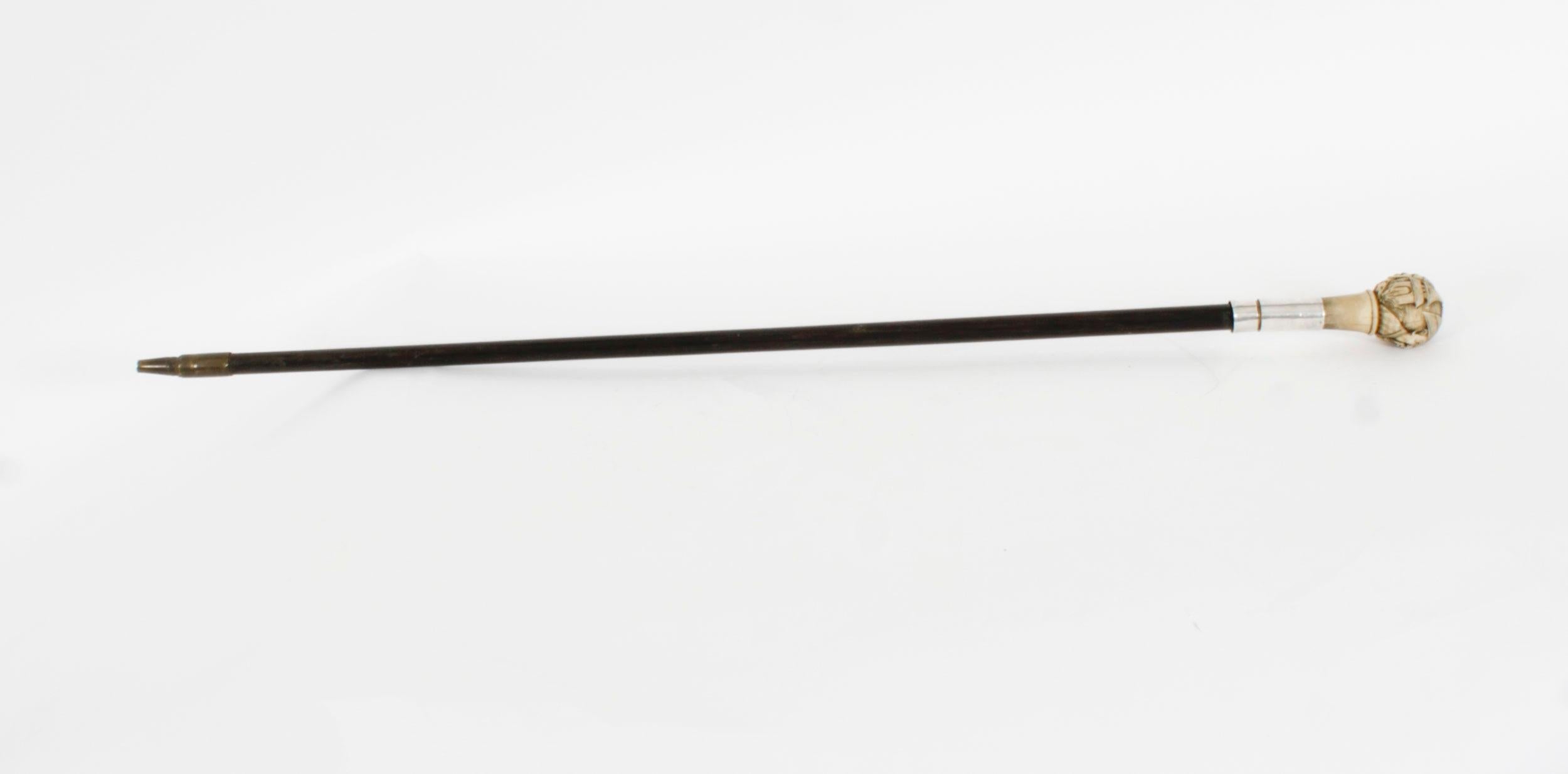 Il s'agit d'un magnifique bâton d'épée en bois dur pour gentleman anglais, avec un pommeau en os sculpté et une monture en argent sterling, avec des poinçons pour Birmingham 1896 et des marques de fabricants pour l'orfèvre Collins & Cook.

Ce bâton