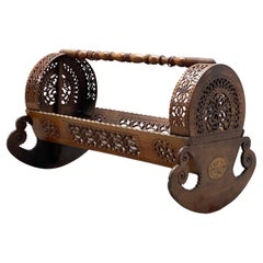 Ancien berceau syrien "Alep" en bois d'amandier sculpté Ornements orientaux