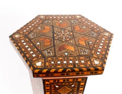 Table d'appoint hexagonale ancienne en damasquinage syrien:: début du 20e siècle
