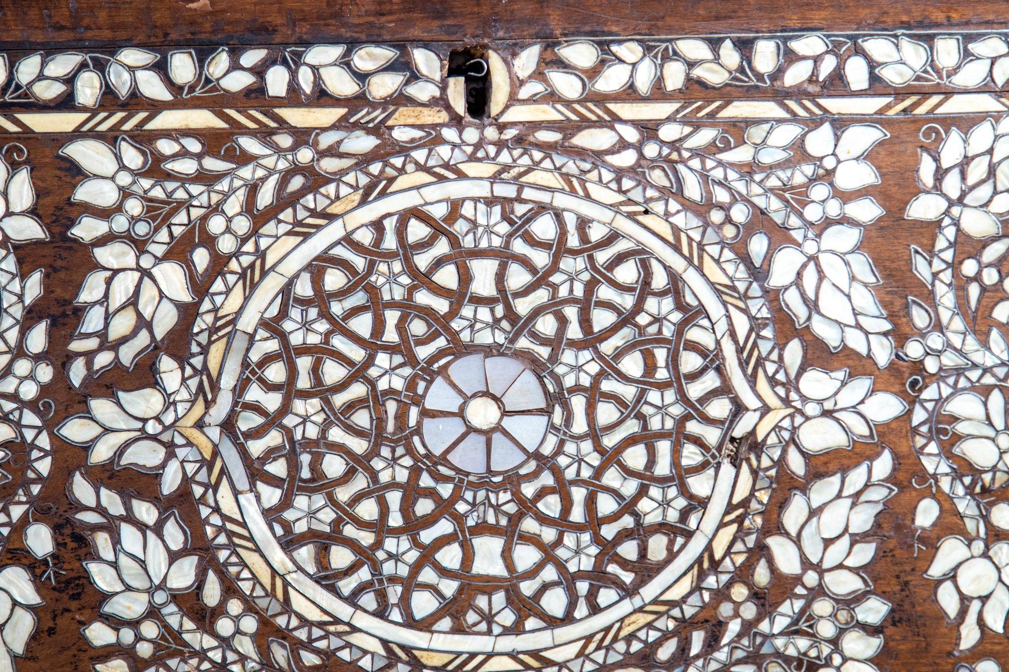 Rara e grande coperta siriana intarsiata del XIX secolo con madreperla.
Un'opera d'arte islamica siriana moresca molto fine, intricata e dettagliata.
Insolito baule nuziale siriano dell'Impero Ottomano decorato nel complesso con motivi geometrici