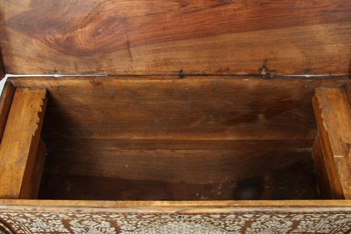 Seltene antike 19. Jahrhundert Perlmutt eingelegt syrischen Decke Hochzeit Brust. Sehr feine, detaillierte, atemberaubende Handwerkskunst Qualität der syrischen maurischen Kunstwerk. Ungewöhnliche Ottomane Empire Syrian Hochzeit Stamm dekoriert