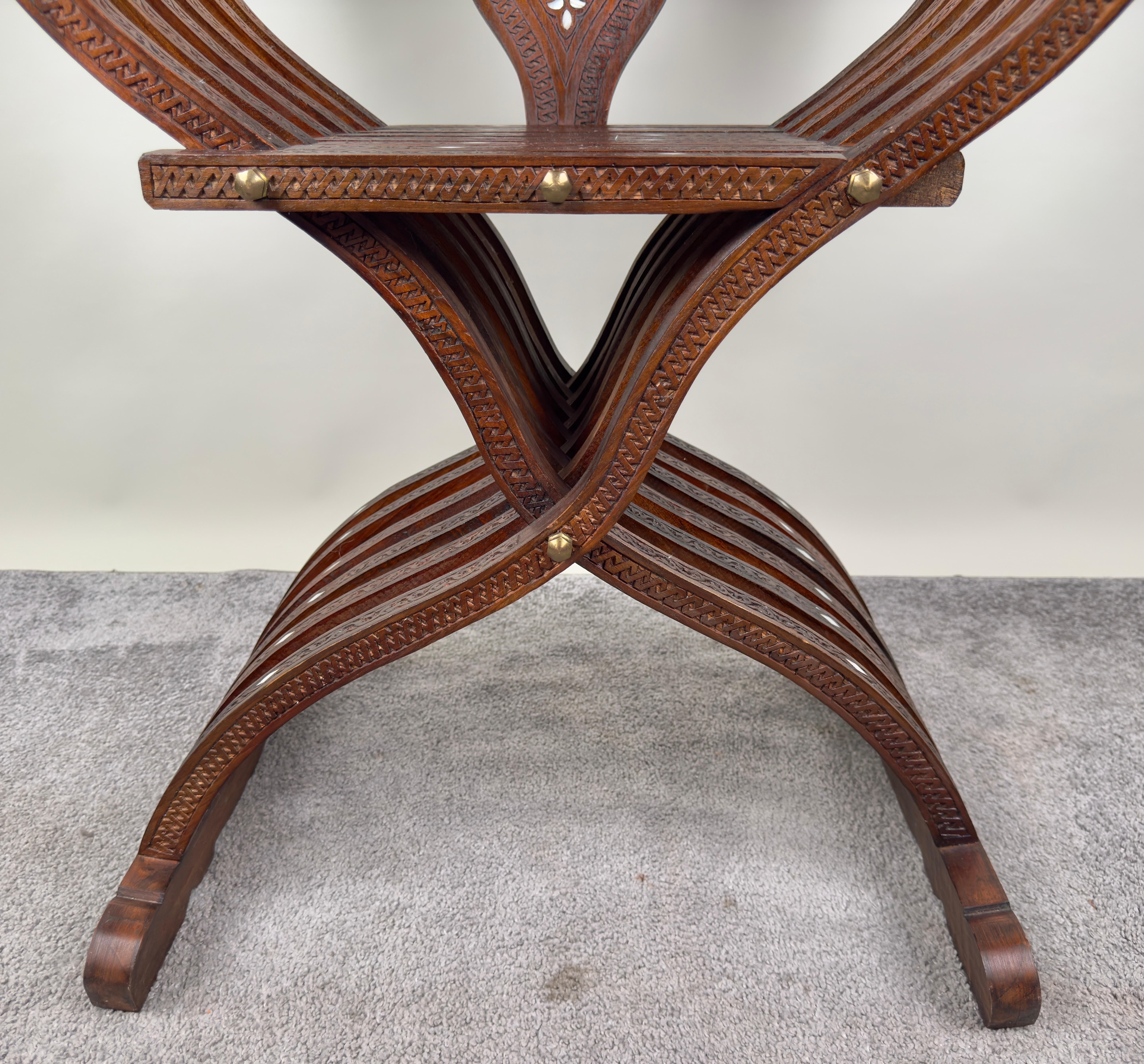 Ancienne paire de fauteuils trône en nacre de Savonarola Curule syrienne incrustée, une paire en vente 3