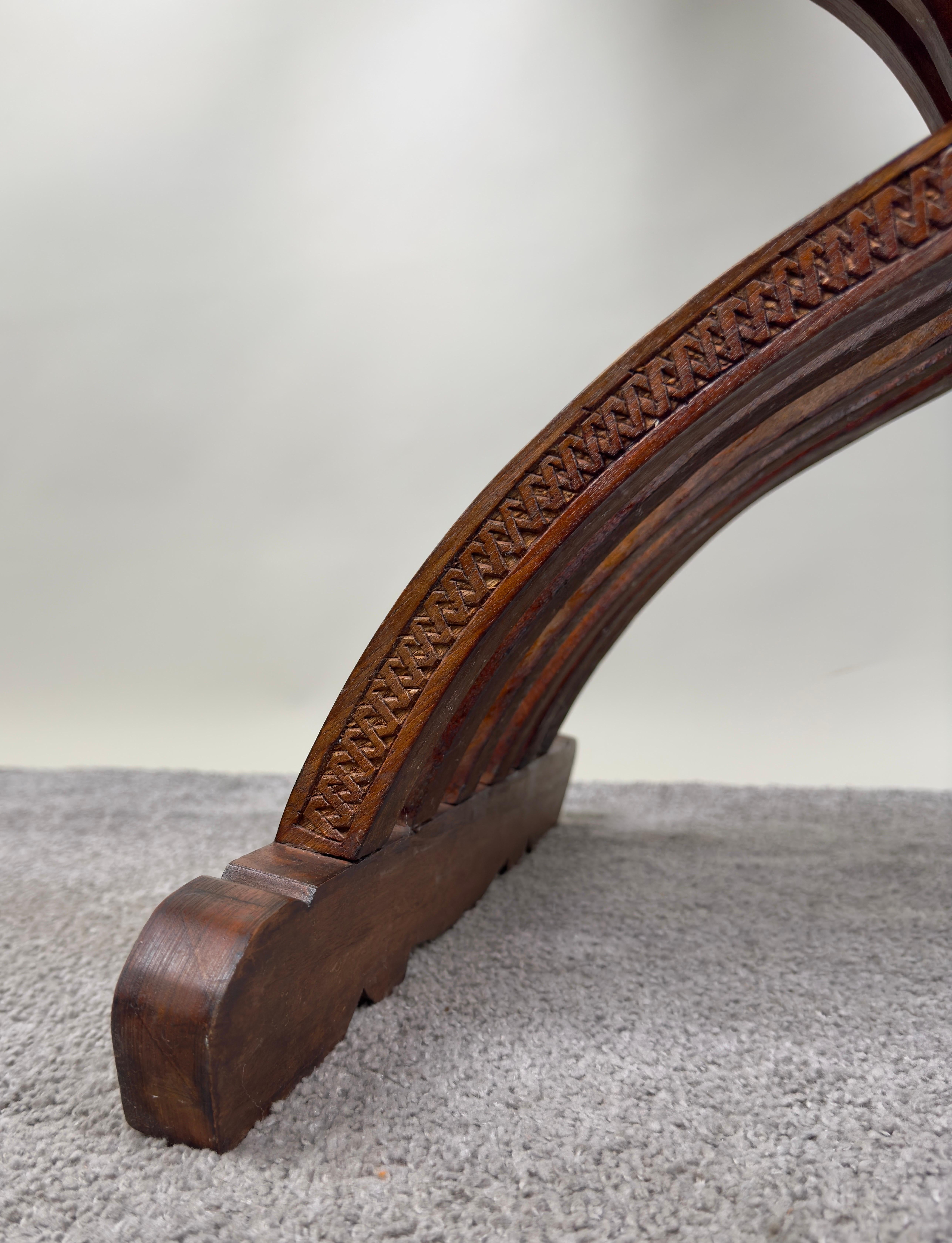 Ancienne paire de fauteuils trône en nacre de Savonarola Curule syrienne incrustée, une paire en vente 4