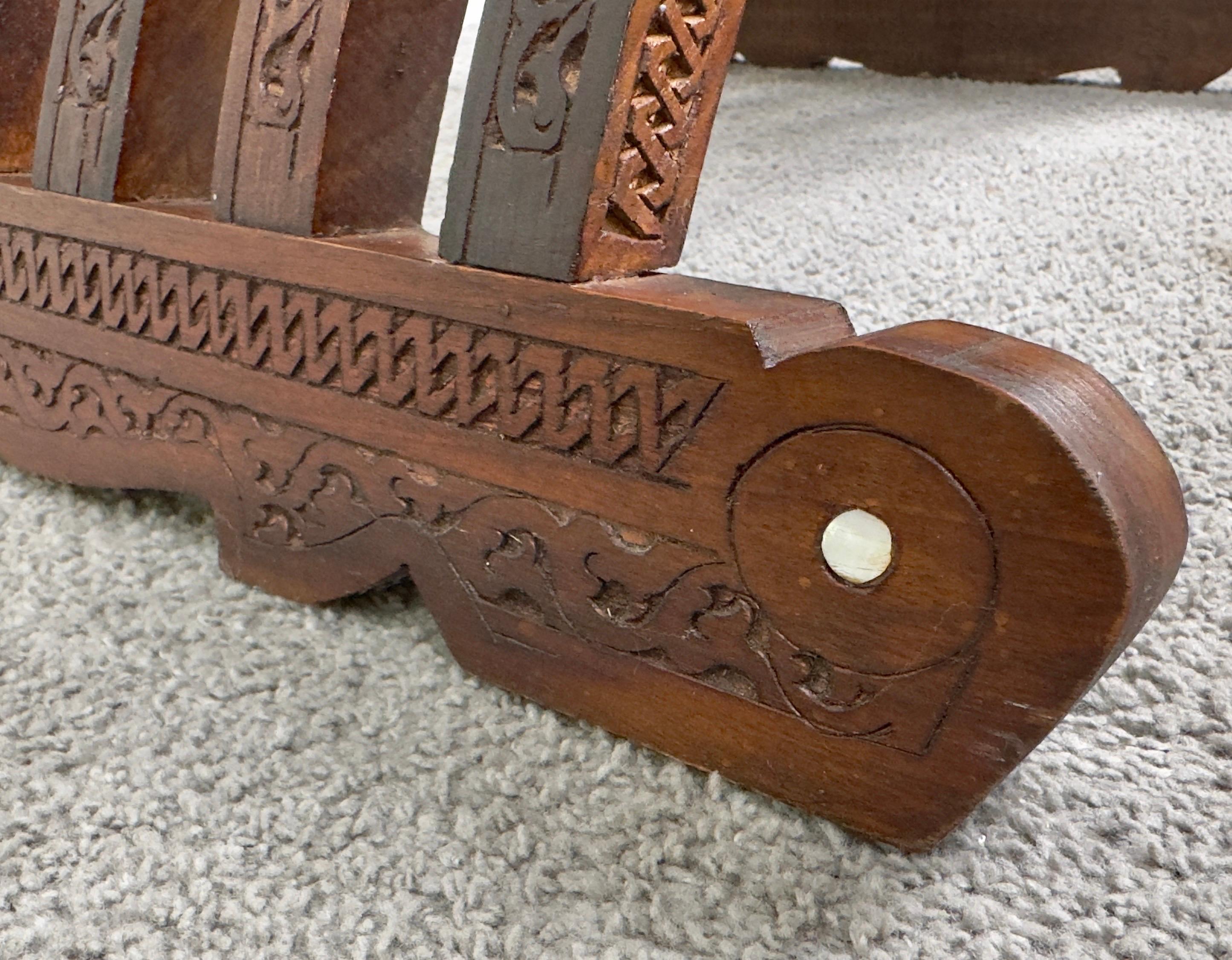 Ancienne paire de fauteuils trône en nacre de Savonarola Curule syrienne incrustée, une paire en vente 6