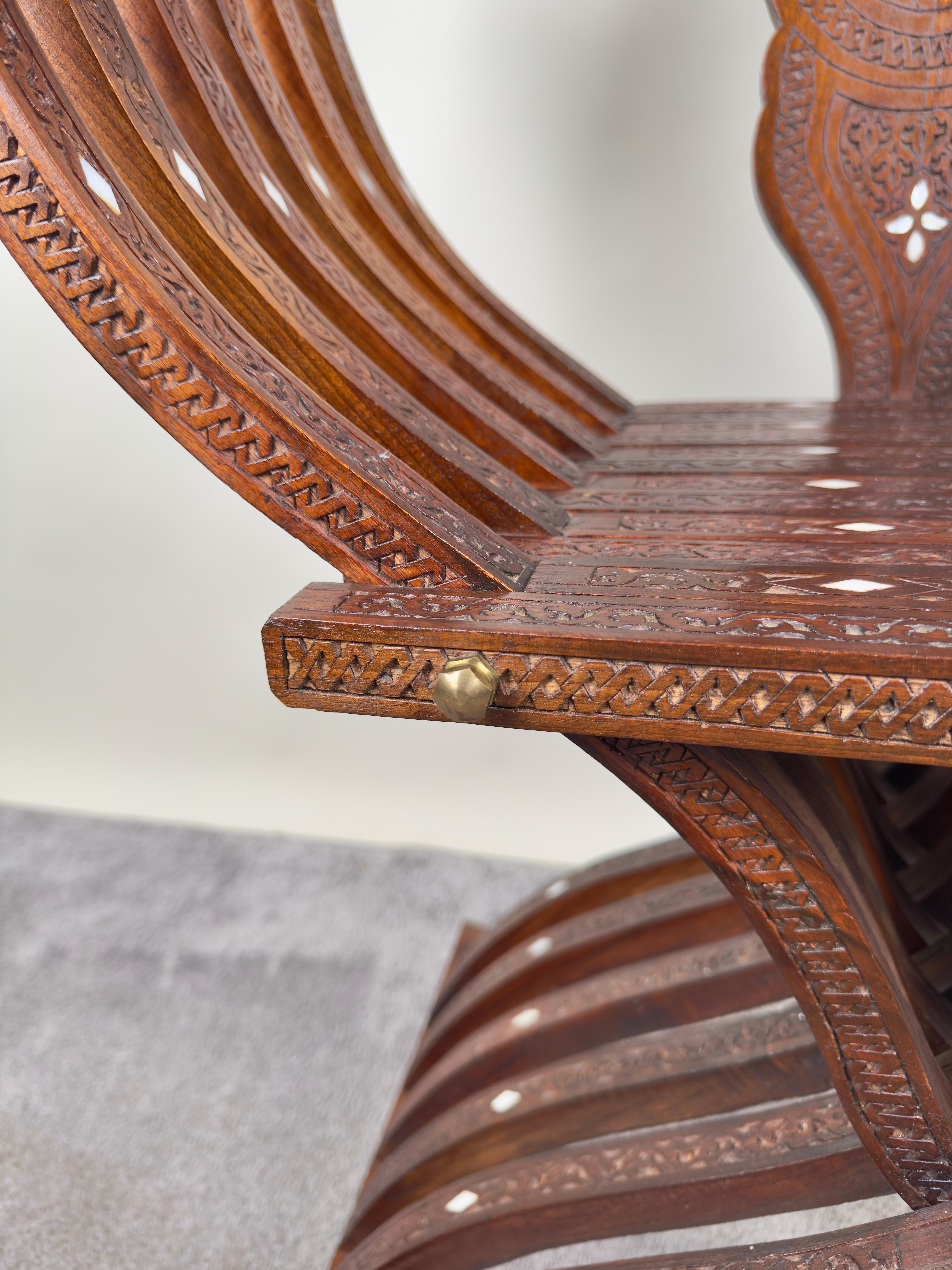 Ancienne paire de fauteuils trône en nacre de Savonarola Curule syrienne incrustée, une paire en vente 7