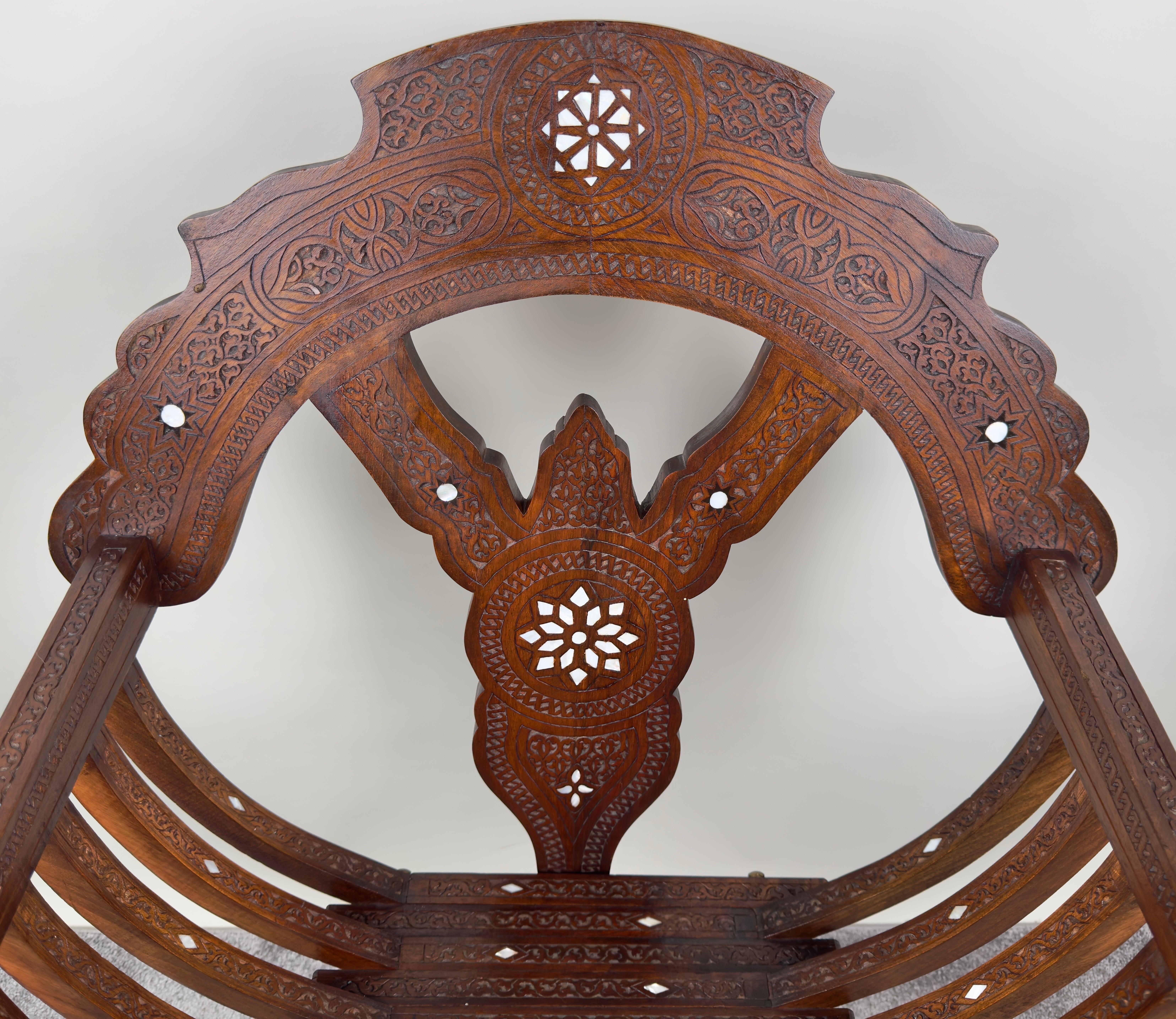 Ancienne paire de fauteuils trône en nacre de Savonarola Curule syrienne incrustée, une paire en vente 8