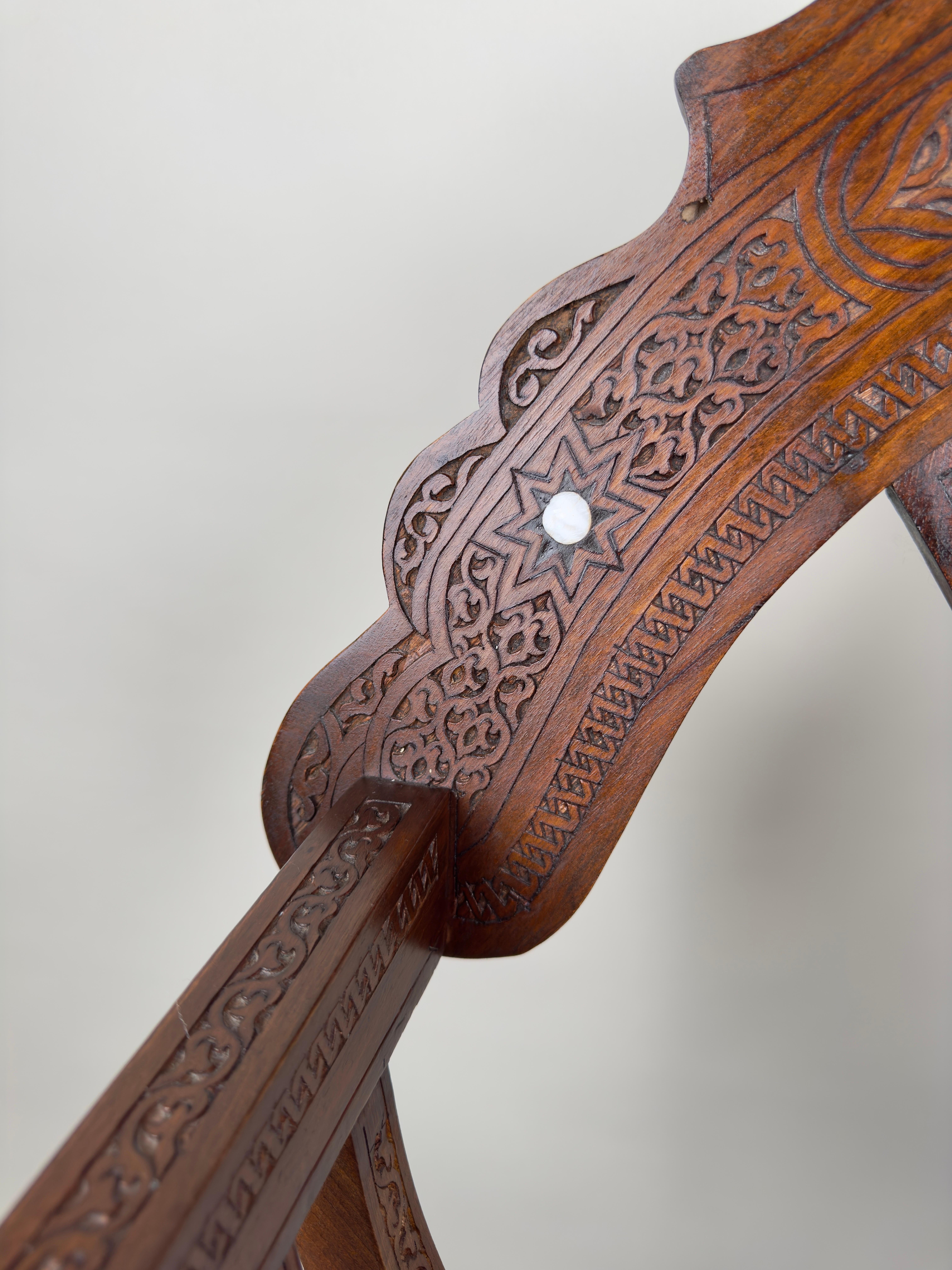 Ancienne paire de fauteuils trône en nacre de Savonarola Curule syrienne incrustée, une paire en vente 9