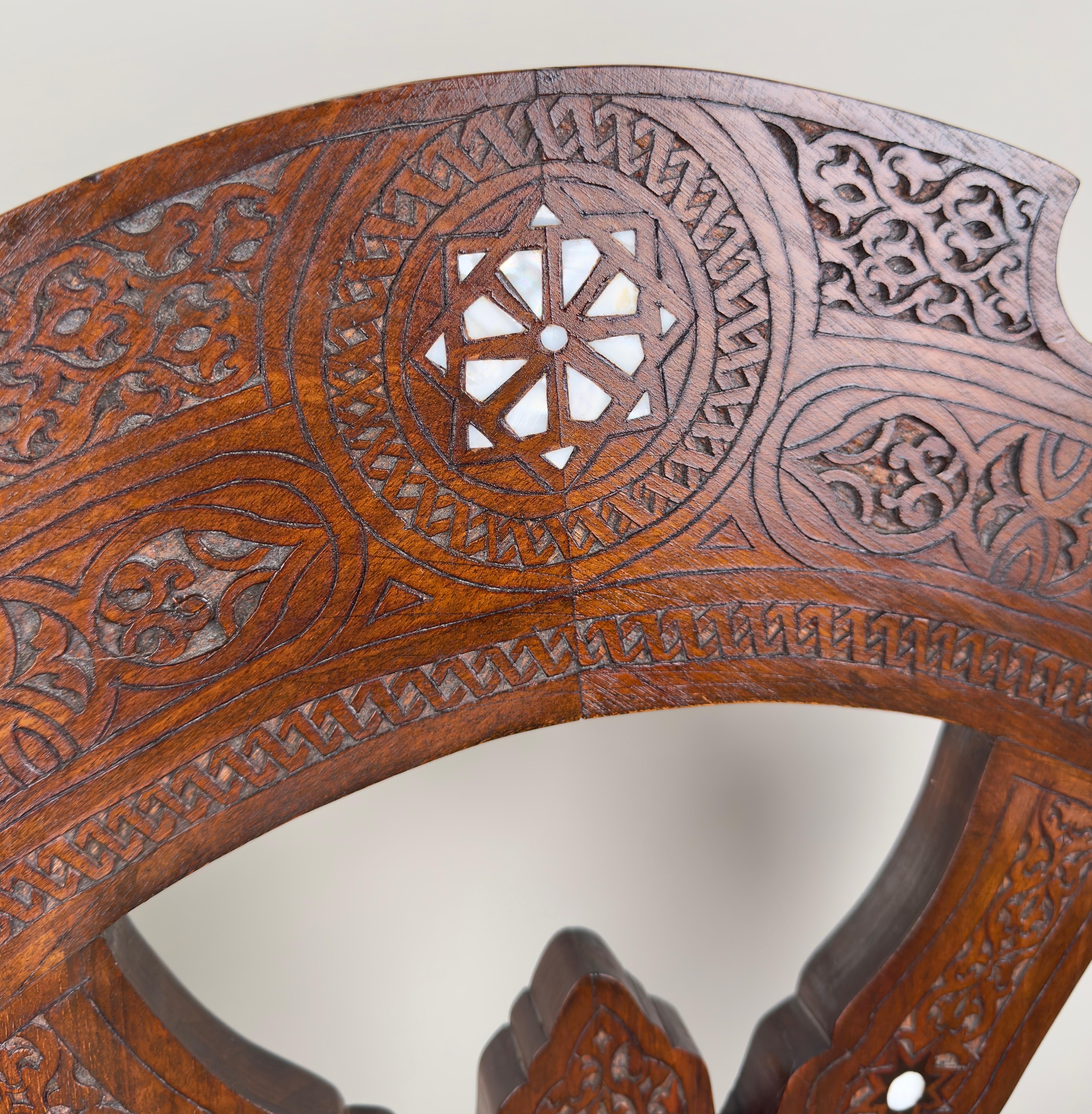 Ancienne paire de fauteuils trône en nacre de Savonarola Curule syrienne incrustée, une paire en vente 10