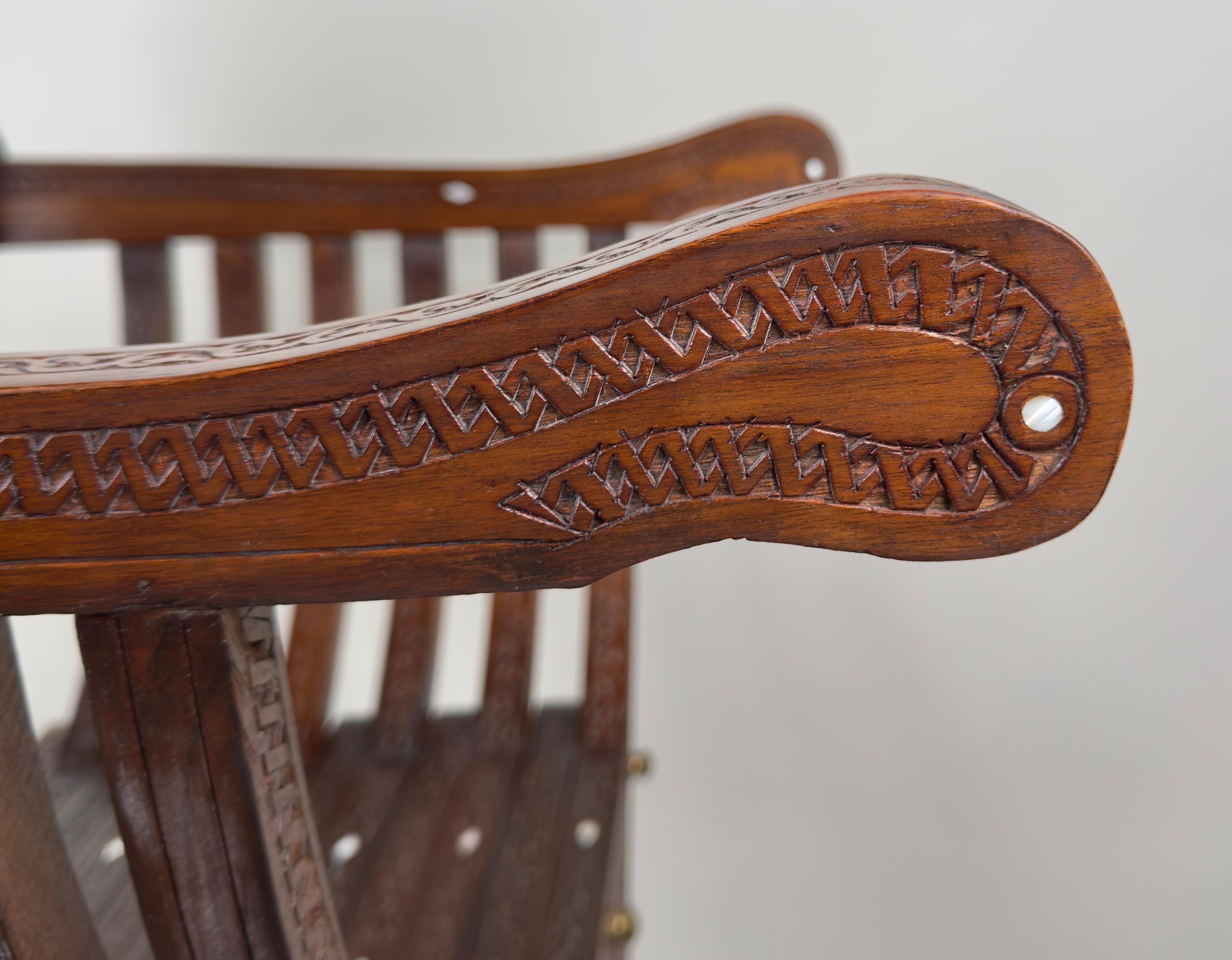 Ancienne paire de fauteuils trône en nacre de Savonarola Curule syrienne incrustée, une paire en vente 12