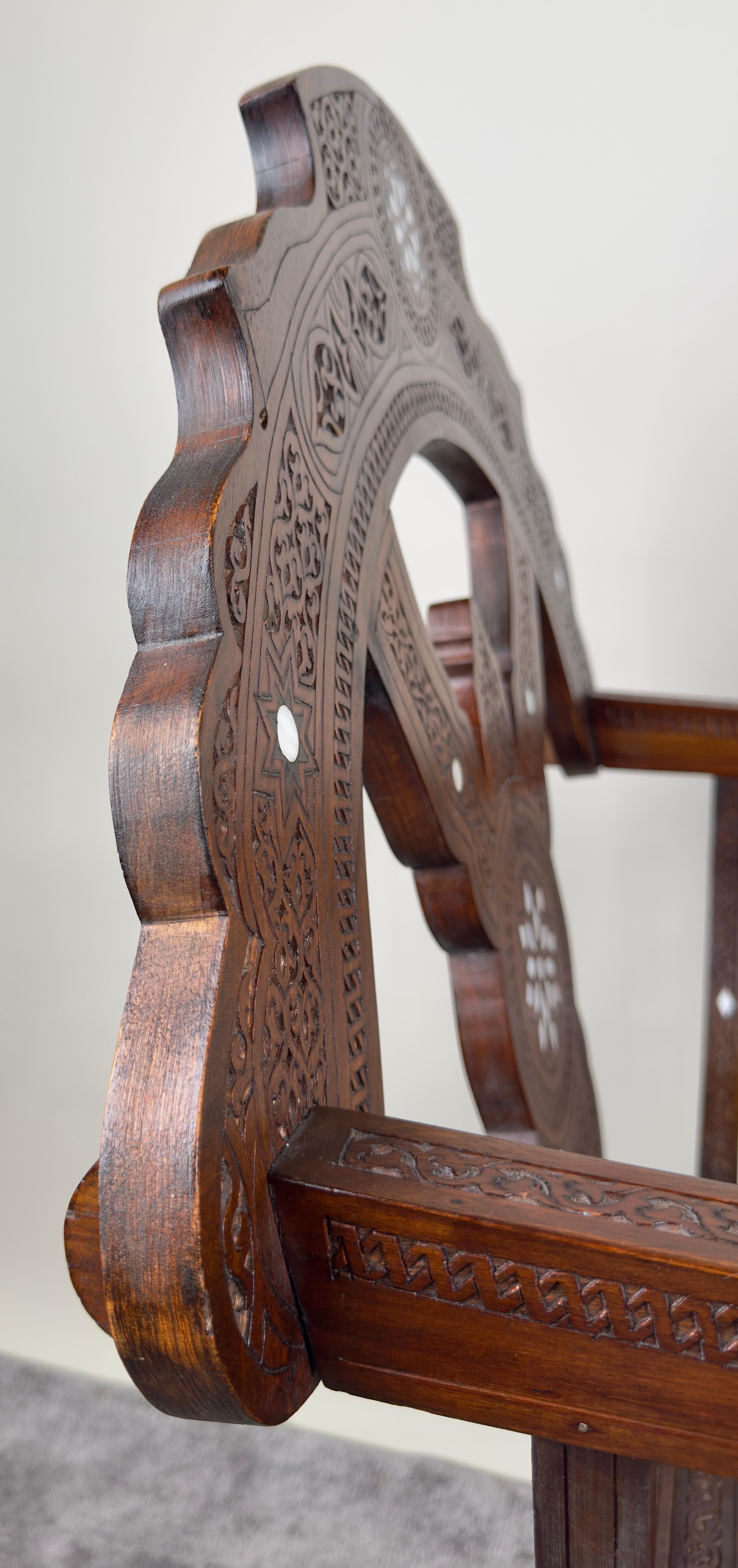 Ancienne paire de fauteuils trône en nacre de Savonarola Curule syrienne incrustée, une paire en vente 13