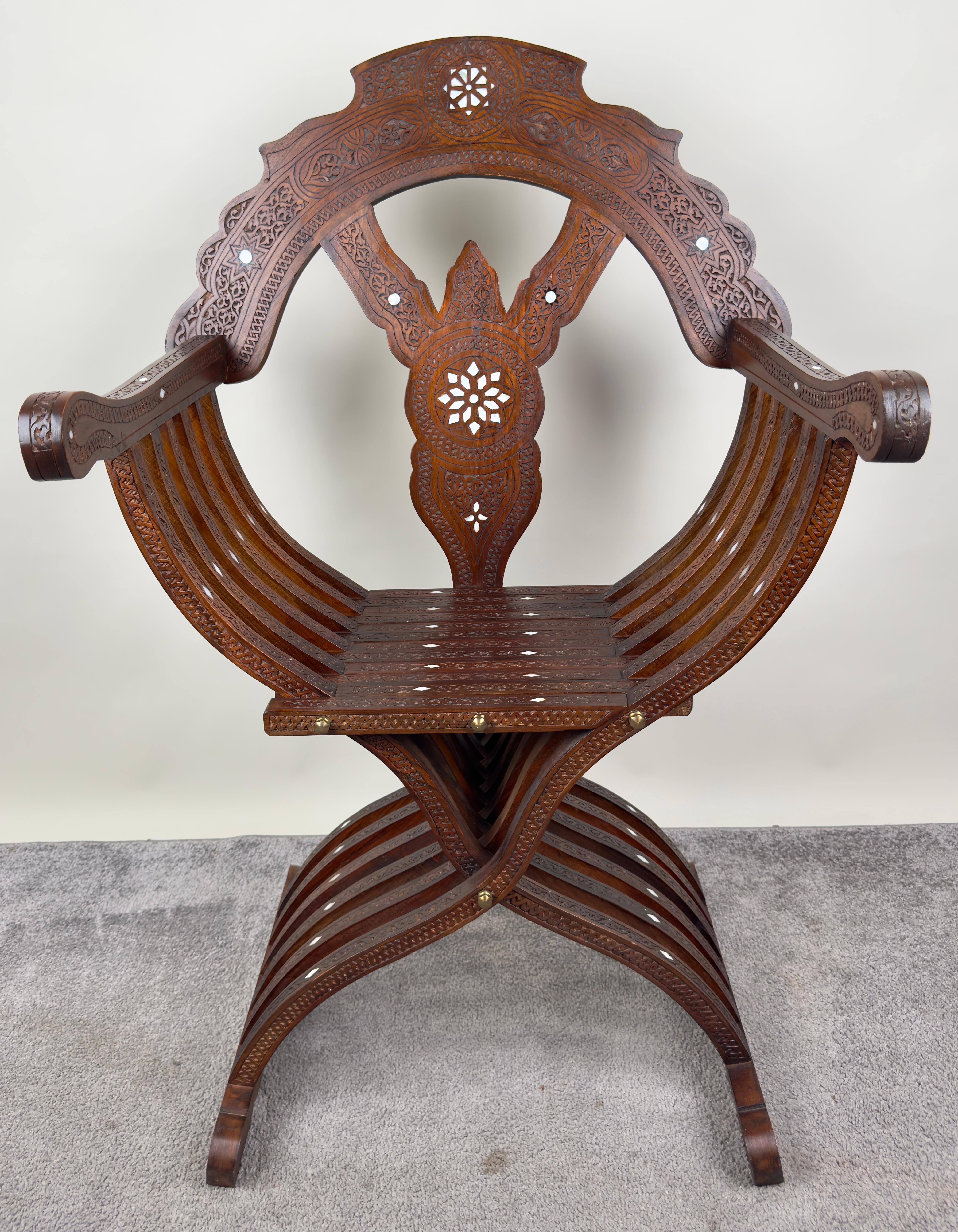 Mauresque Ancienne paire de fauteuils trône en nacre de Savonarola Curule syrienne incrustée, une paire en vente