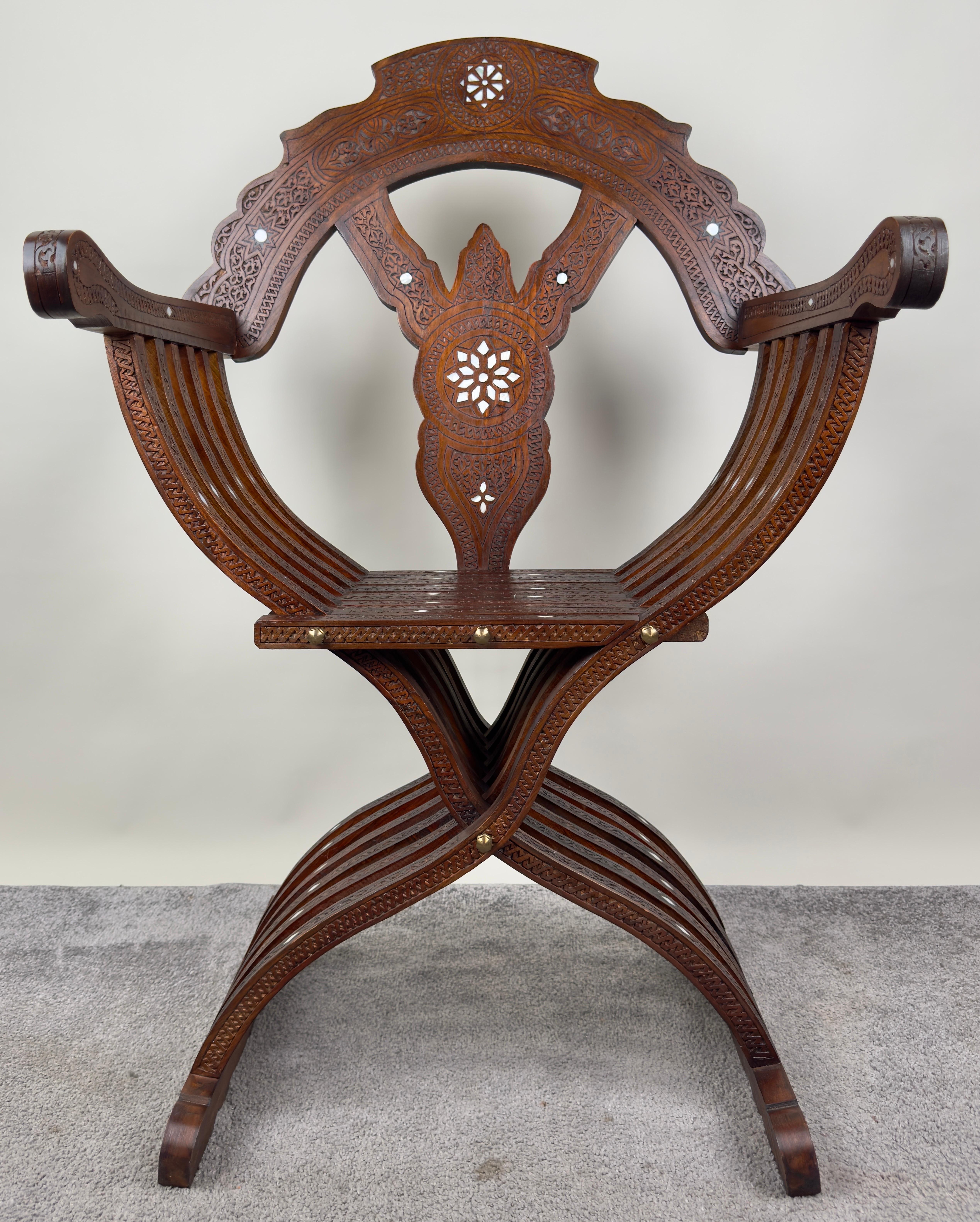 Sculpté à la main Ancienne paire de fauteuils trône en nacre de Savonarola Curule syrienne incrustée, une paire en vente