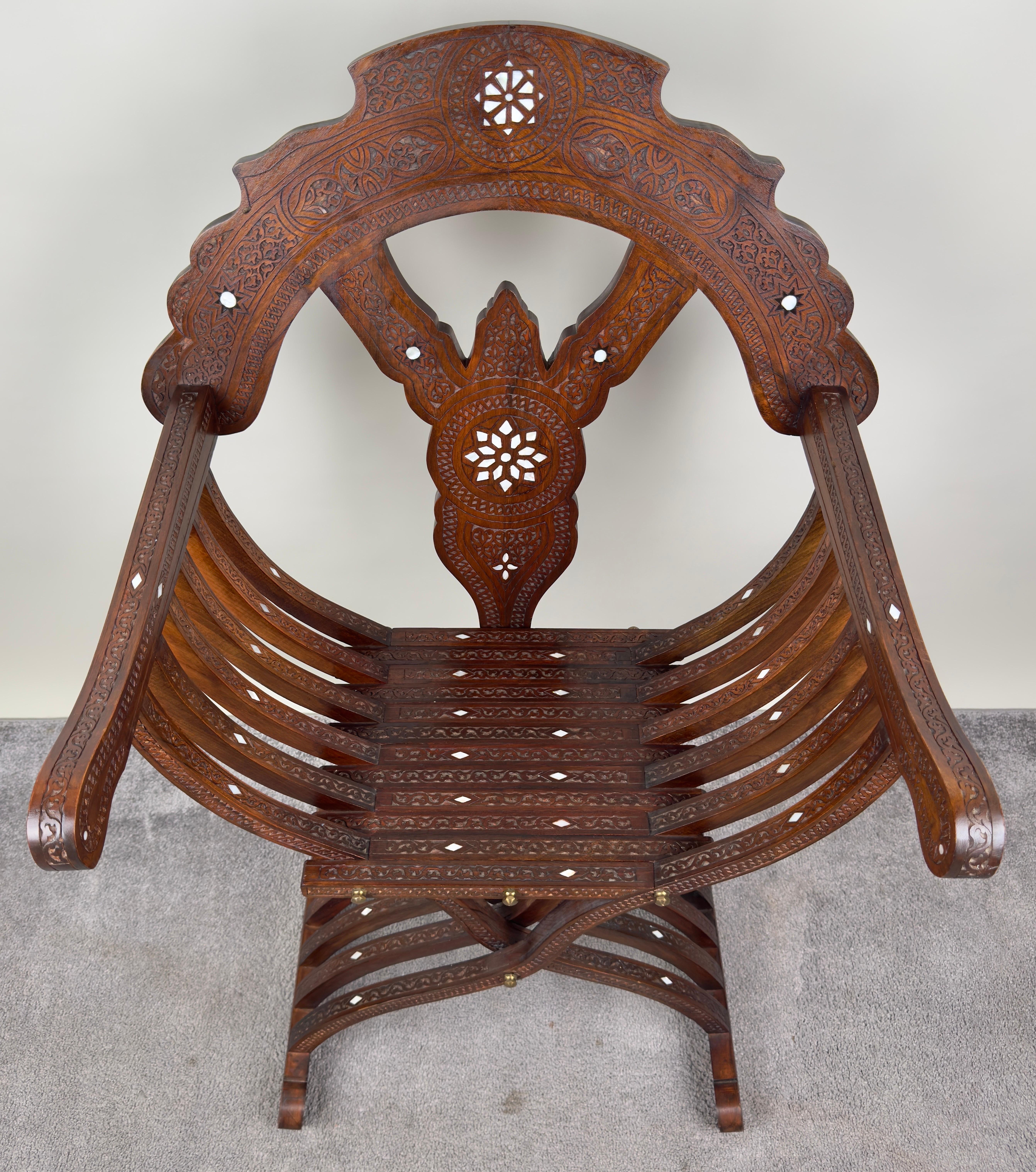 Ancienne paire de fauteuils trône en nacre de Savonarola Curule syrienne incrustée, une paire Bon état - En vente à Plainview, NY
