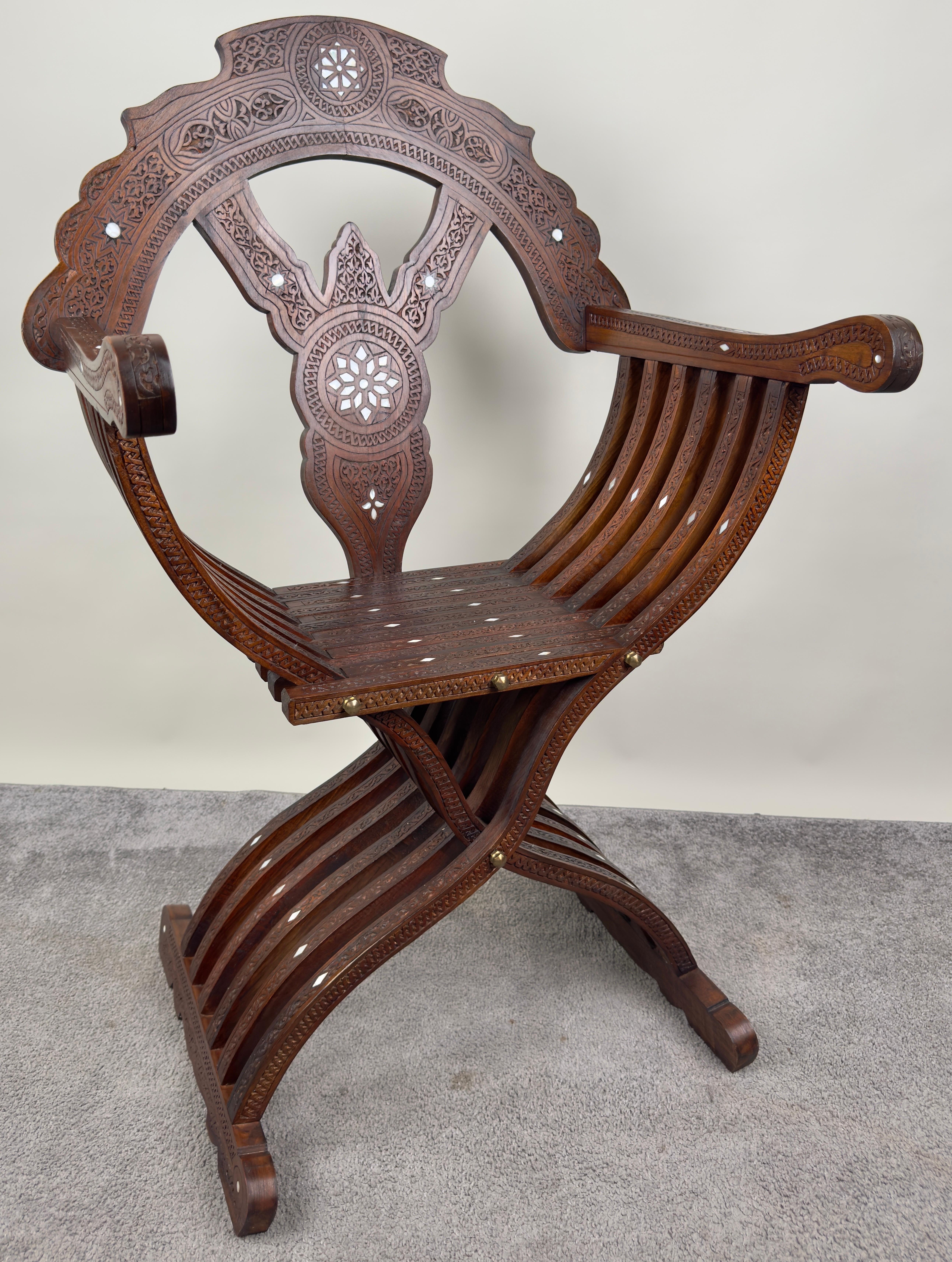 20ième siècle Ancienne paire de fauteuils trône en nacre de Savonarola Curule syrienne incrustée, une paire en vente