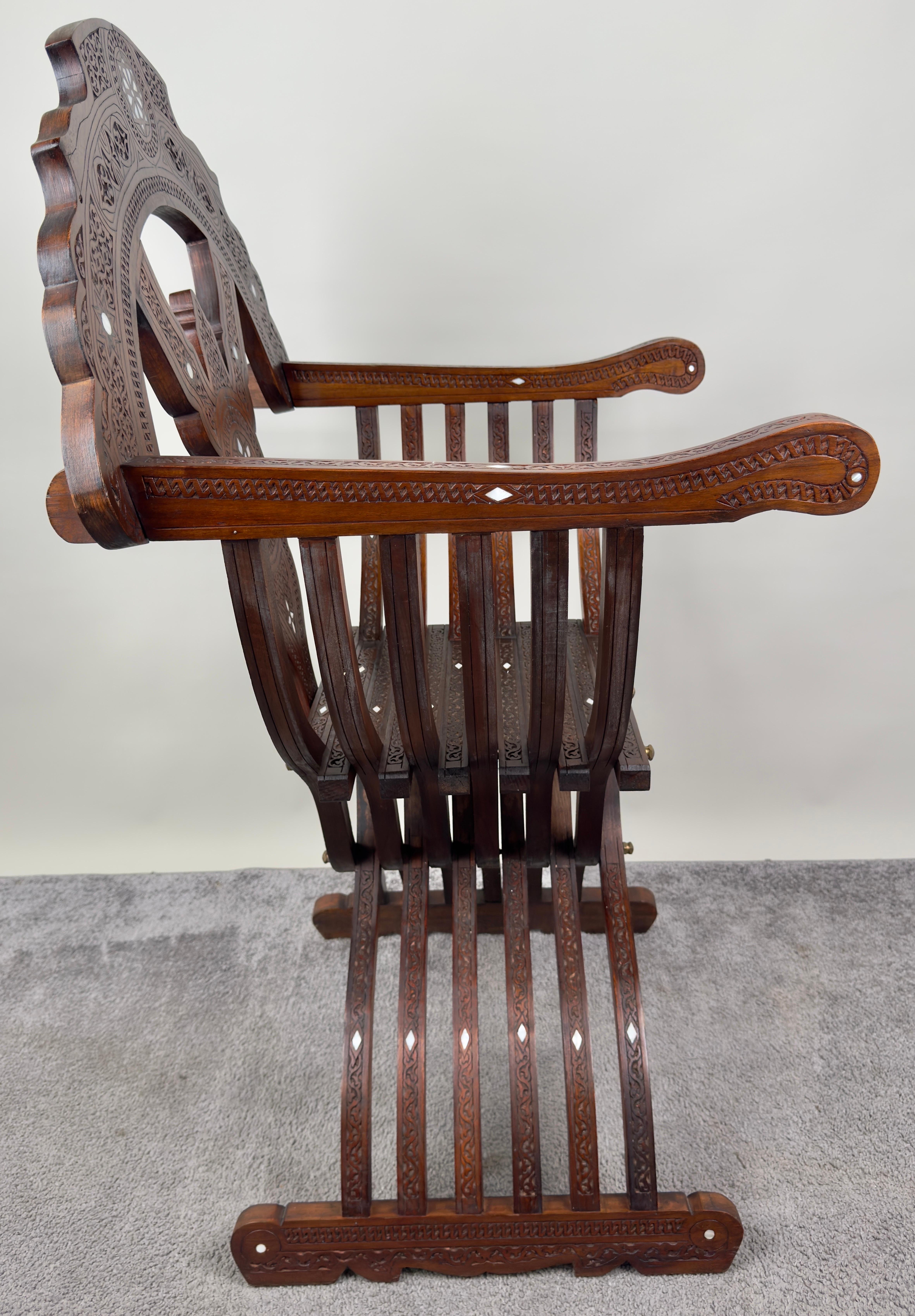 Bois Ancienne paire de fauteuils trône en nacre de Savonarola Curule syrienne incrustée, une paire en vente