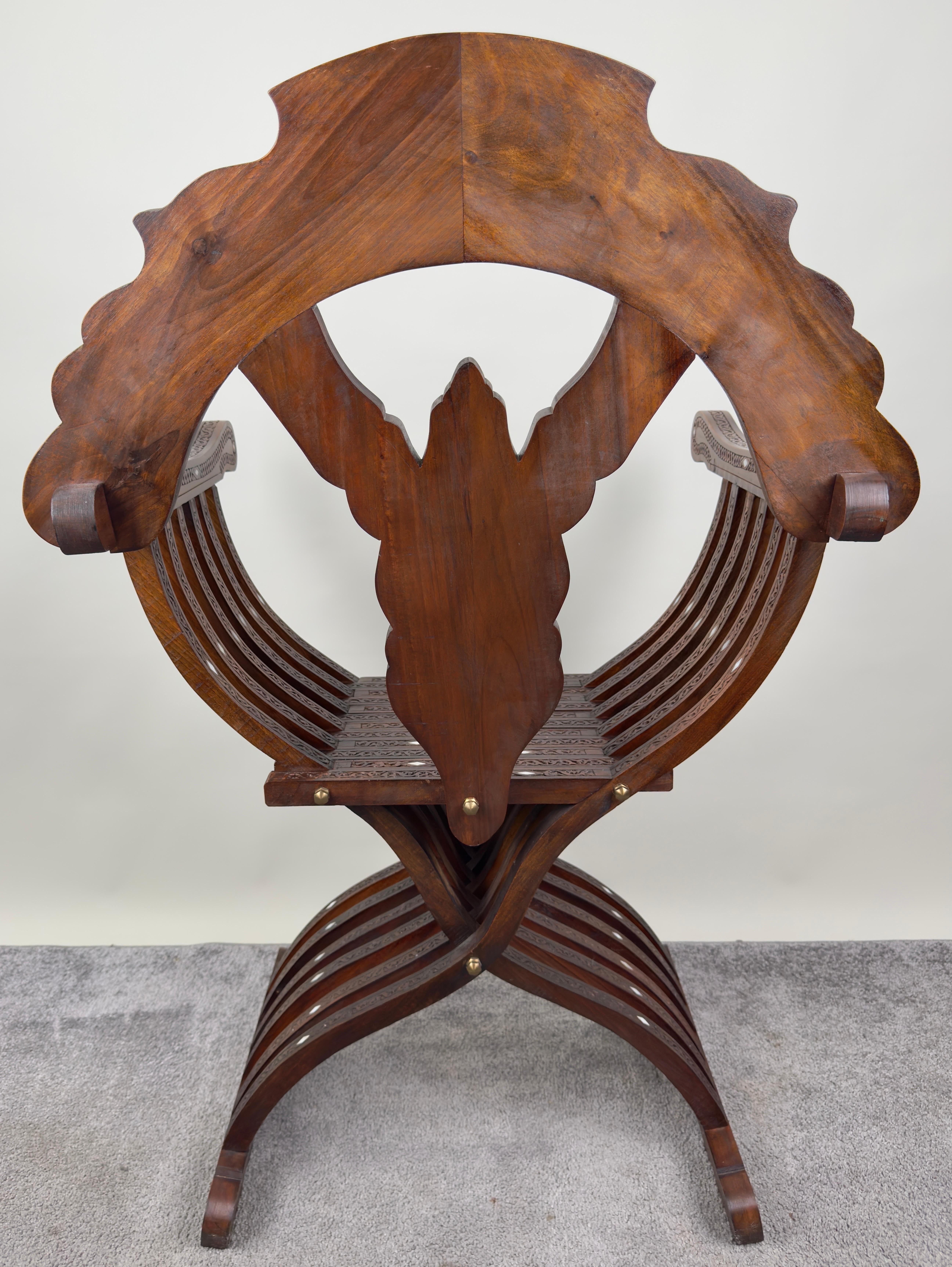 Ancienne paire de fauteuils trône en nacre de Savonarola Curule syrienne incrustée, une paire en vente 1