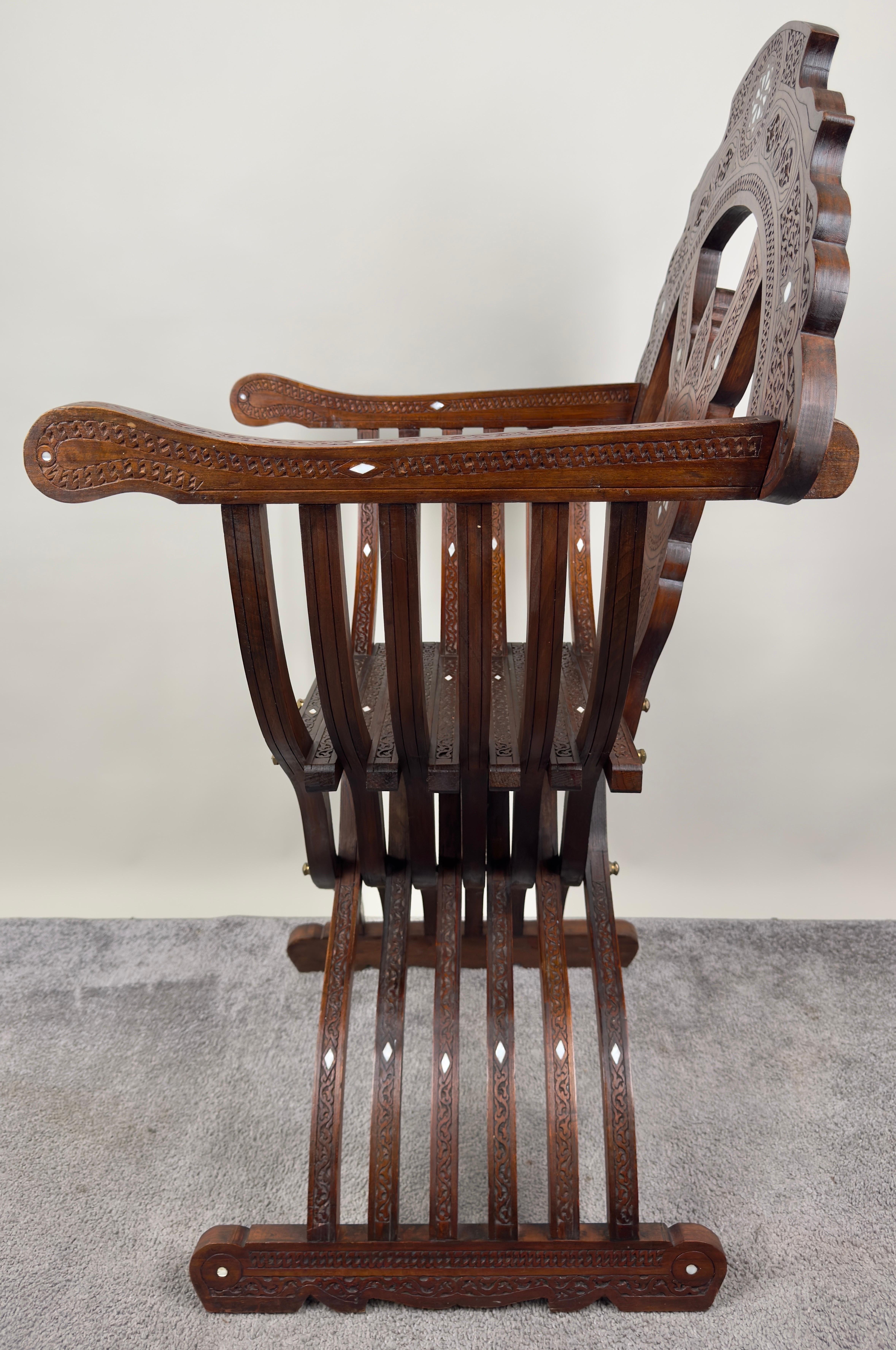 Ancienne paire de fauteuils trône en nacre de Savonarola Curule syrienne incrustée, une paire en vente 2