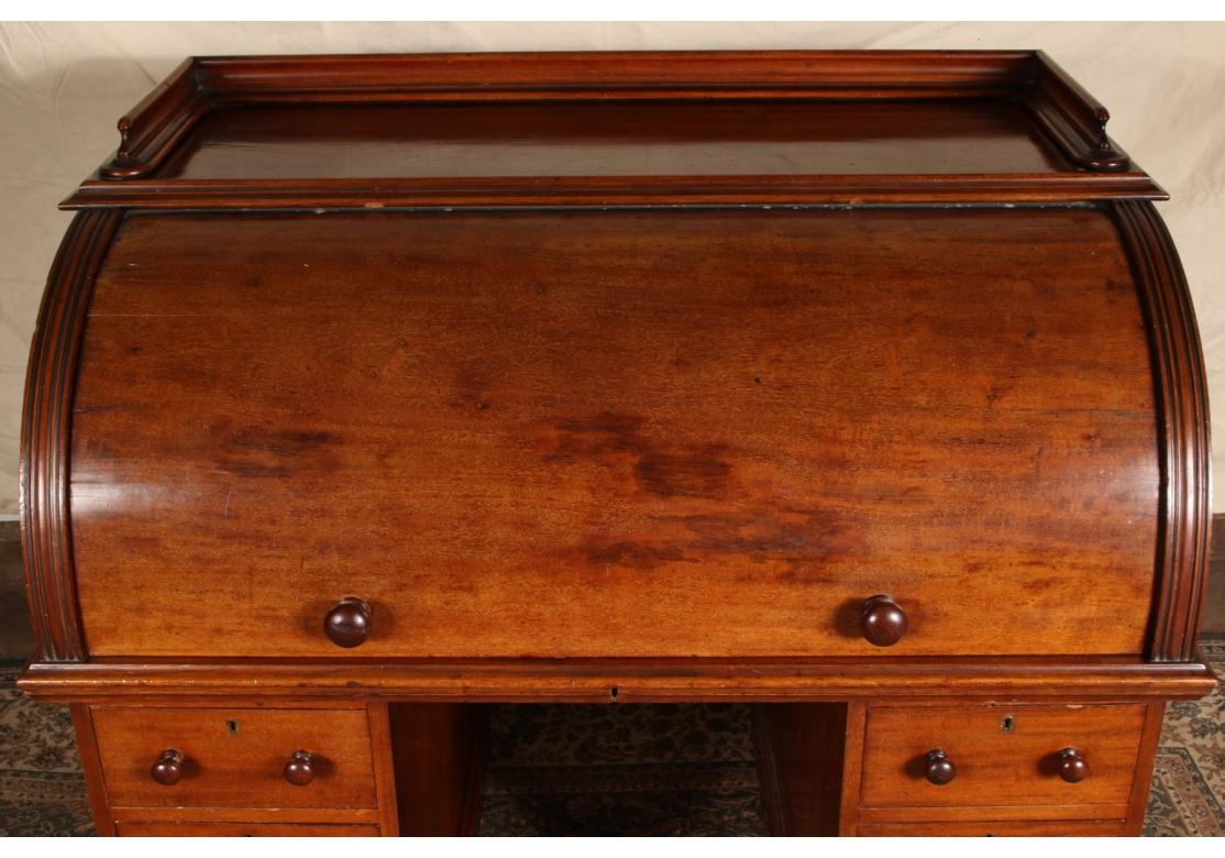 Antiguo T. Wallis And Co. Escritorio de caoba London Roll Top para restaurar en venta 4