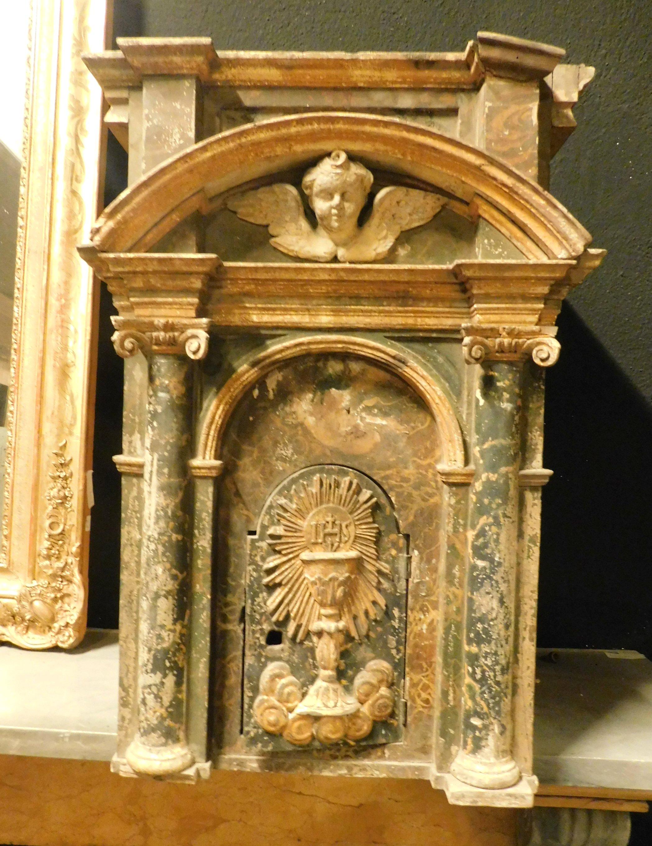 Antique tabernacle in lacquered wood with imitation marble motif, richly carved, with original gilding to be restored, original from the 16th century, from a church in Central Italy.
Interior still with colored and affixed paper, door with typical