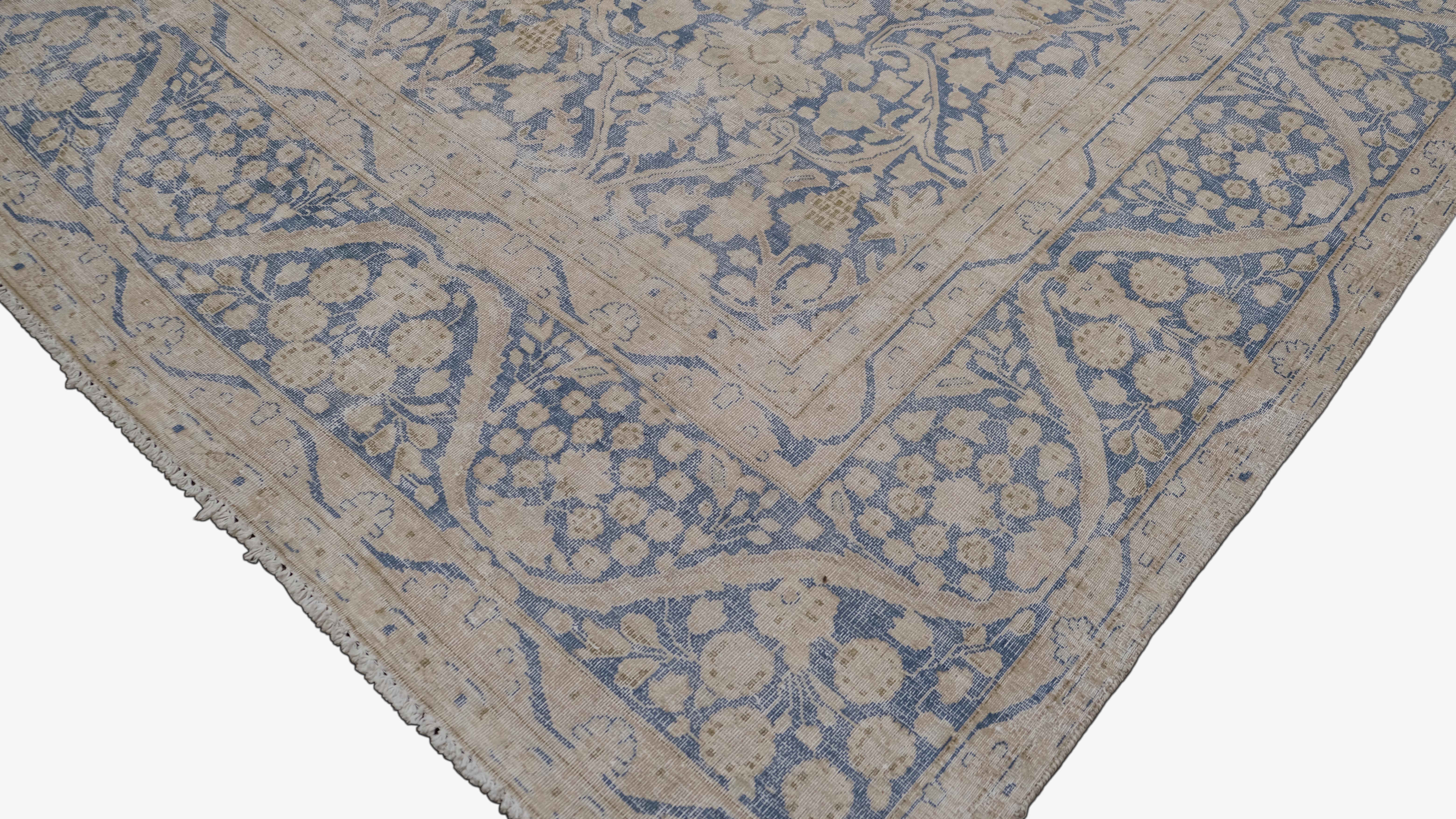Dieser atemberaubende, antike, handgeknüpfte Wollteppich aus Tabriz zeichnet sich durch ein kompliziertes, florales All-Over-Motiv aus, das in sanften Blau- und Elfenbeintönen gewebt ist und einen Hauch von zeitloser Eleganz vermittelt. Die feine
