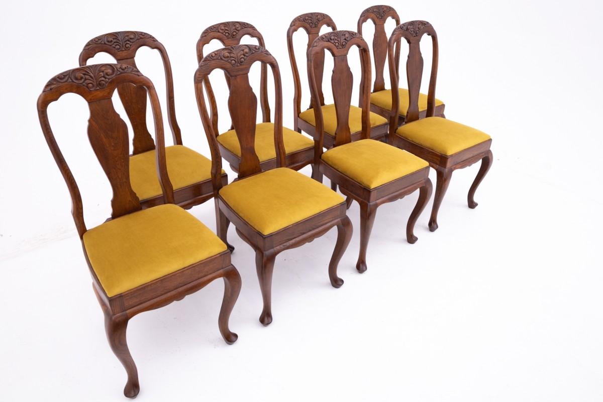 Antique table + 8 chairs, Northern Europe, circa 1920. AFTER RENOVATION For Sale 1