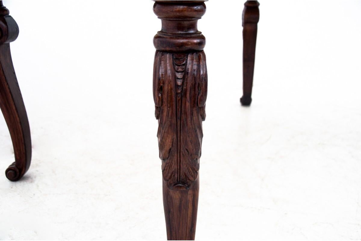 Table et chaises anciennes du XIXe siècle, Europe de l'Ouest. en vente 7