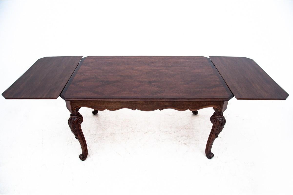 Table et chaises anciennes du XIXe siècle, Europe de l'Ouest. en vente 9