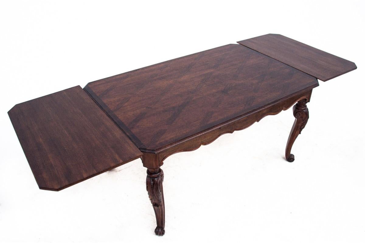 Table et chaises anciennes du XIXe siècle, Europe de l'Ouest. en vente 10