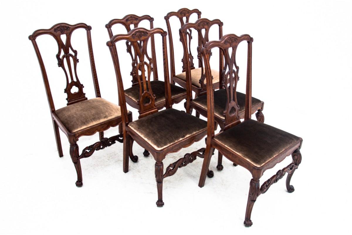 Elégante table Louis avec 6 chaises de la fin du 19ème siècle.

Les meubles anciens dont la forme est plus belle ajouteront de l'élégance à n'importe quel intérieur.

Une table et des chaises magnifiquement décorées de sculptures en bois, le tout