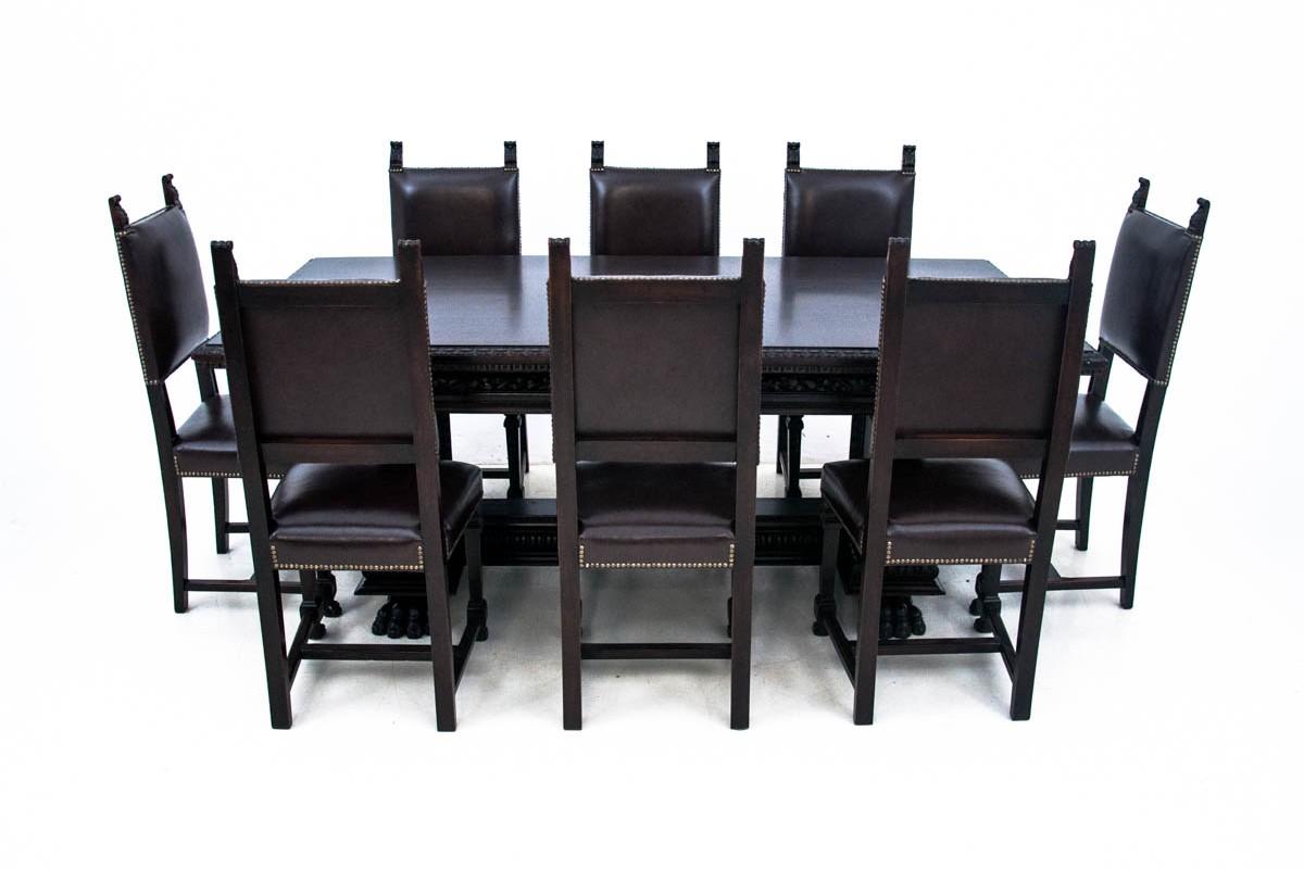 An antique table with 8 chairs from the end of the 19th century. Furniture in very good condition, after professional renovation. All set on the lions feet. The chairs are upholstered with new natural leather.

Dimensions:

Table: height 79 cm,
