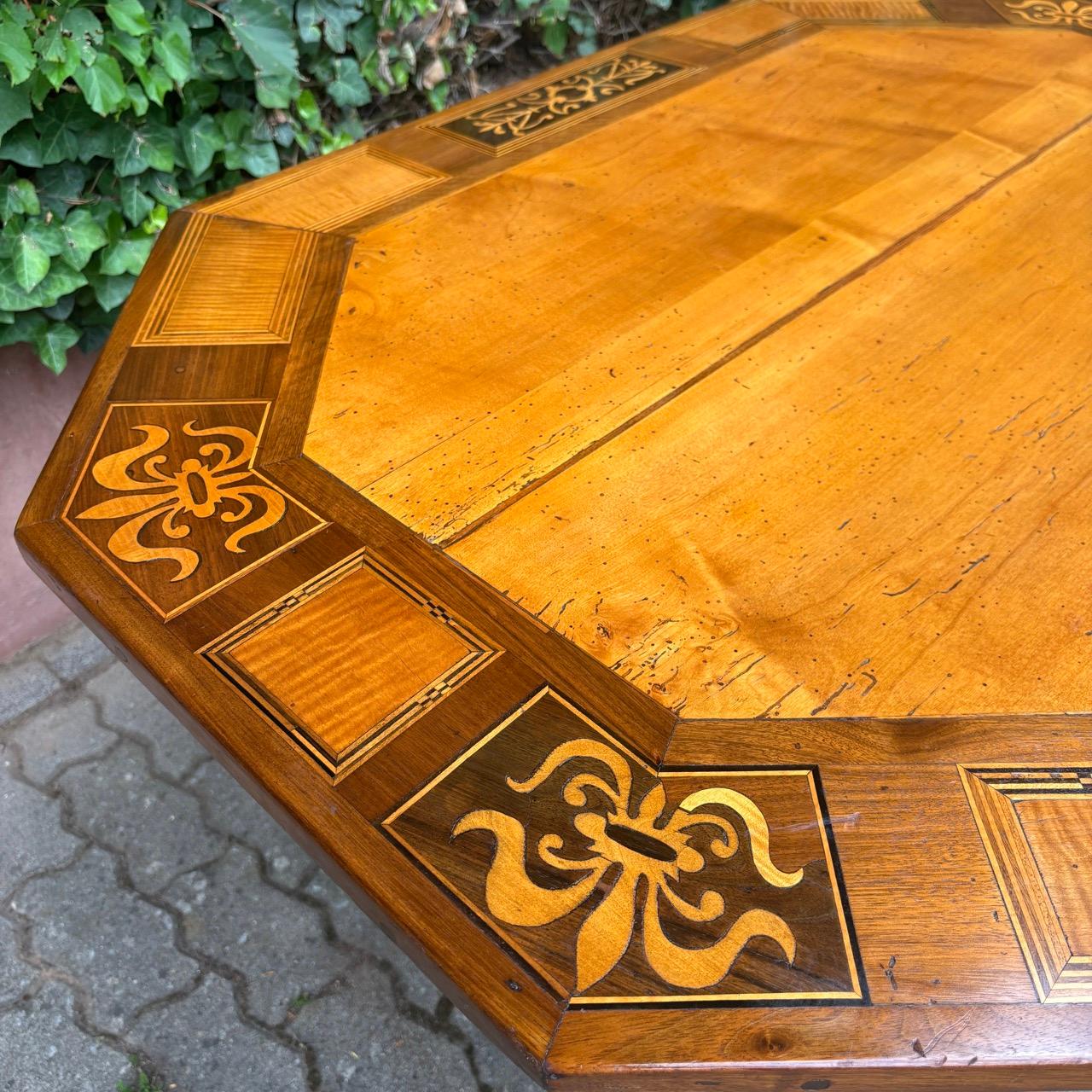 Mesa antigua  Barroco siglo XVIII  Cerezo y otras maderas preciosas en venta 5