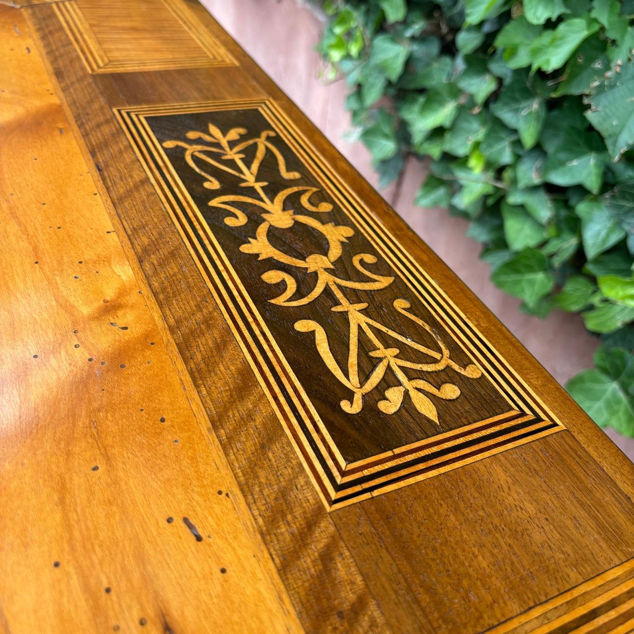 Mesa antigua  Barroco siglo XVIII  Cerezo y otras maderas preciosas en venta 7