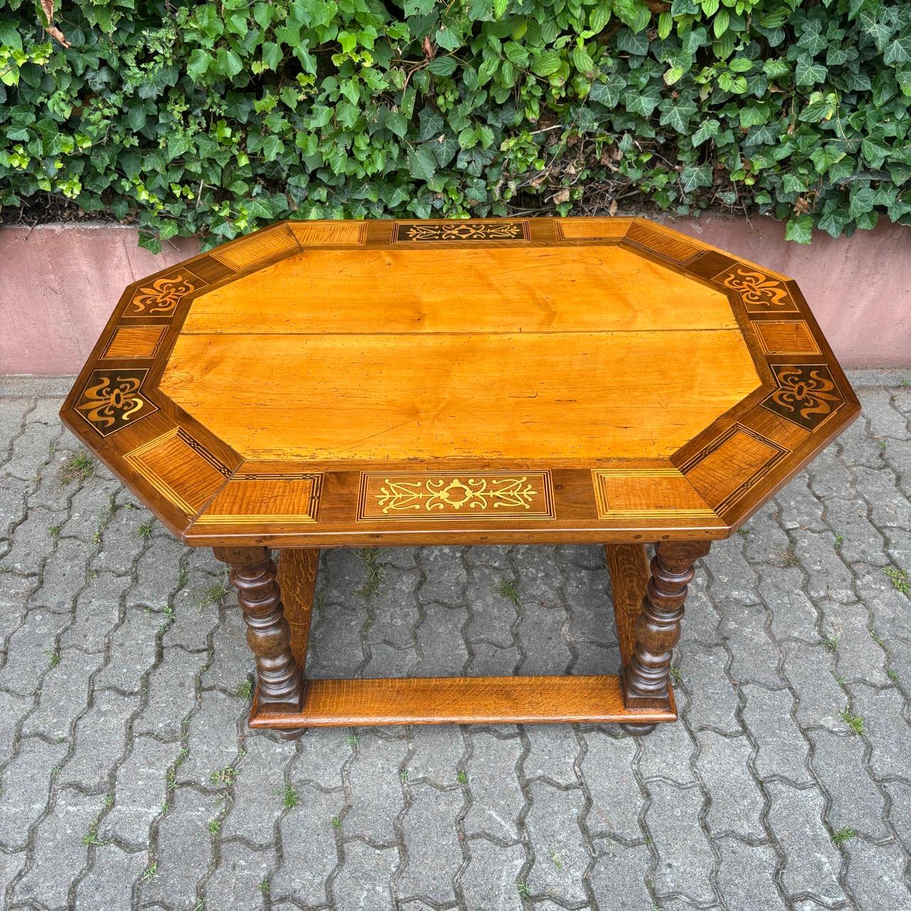 ✓ Gran trabajo de marquetería
✓ Selección de madera de alta calidad
✓ Mueble único

Dimensiones: 
An: 126 cm Al: 76 cm F: 90,5 cm

Artículo Mesa antigua 
Nº de artículo: 968
Procedencia: Francia, Barroco, mediados del siglo XVIII
Material: Madera de
