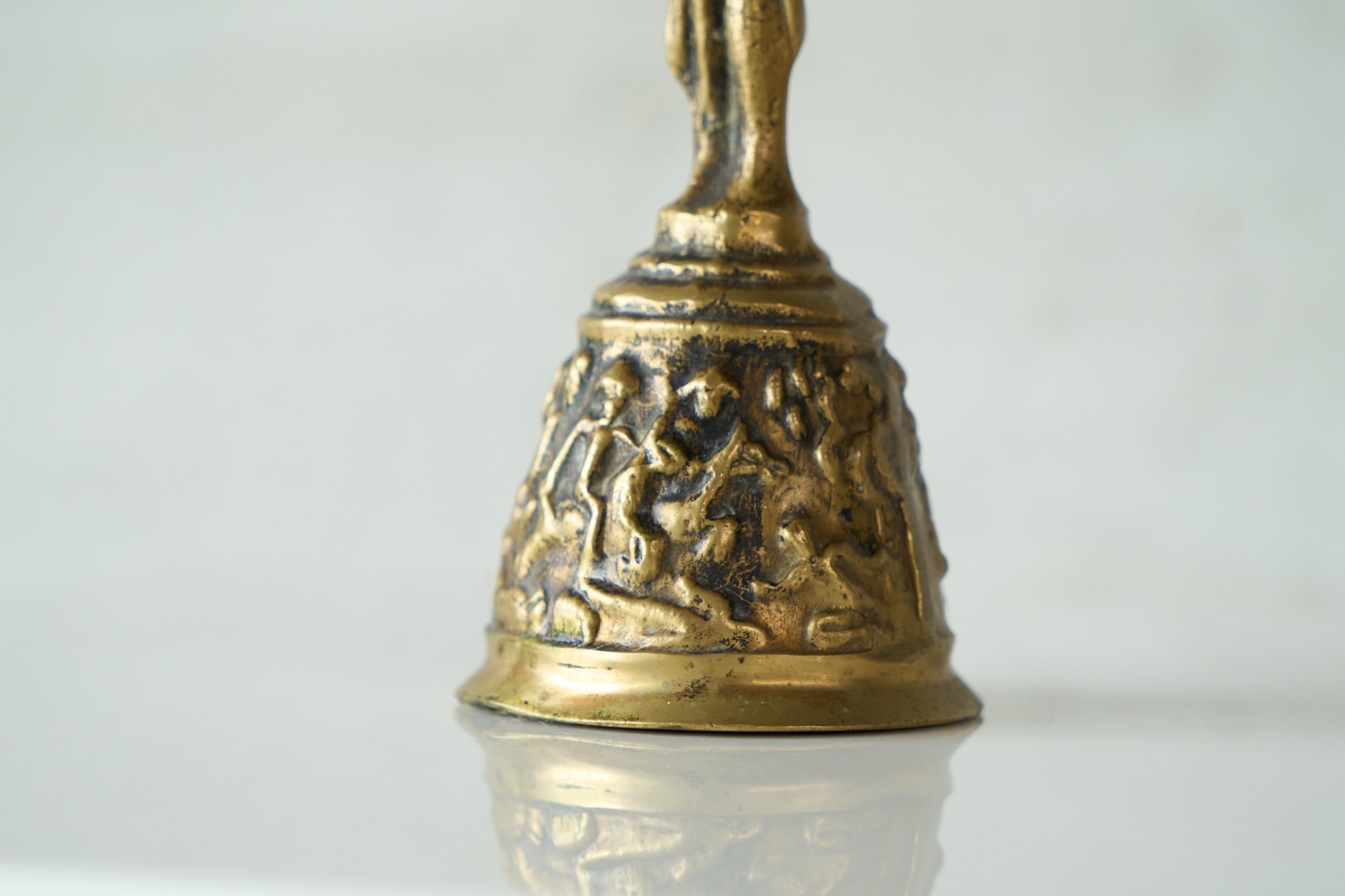 Antique Table Bell in Patinated Brass In Good Condition For Sale In Meer, VAN