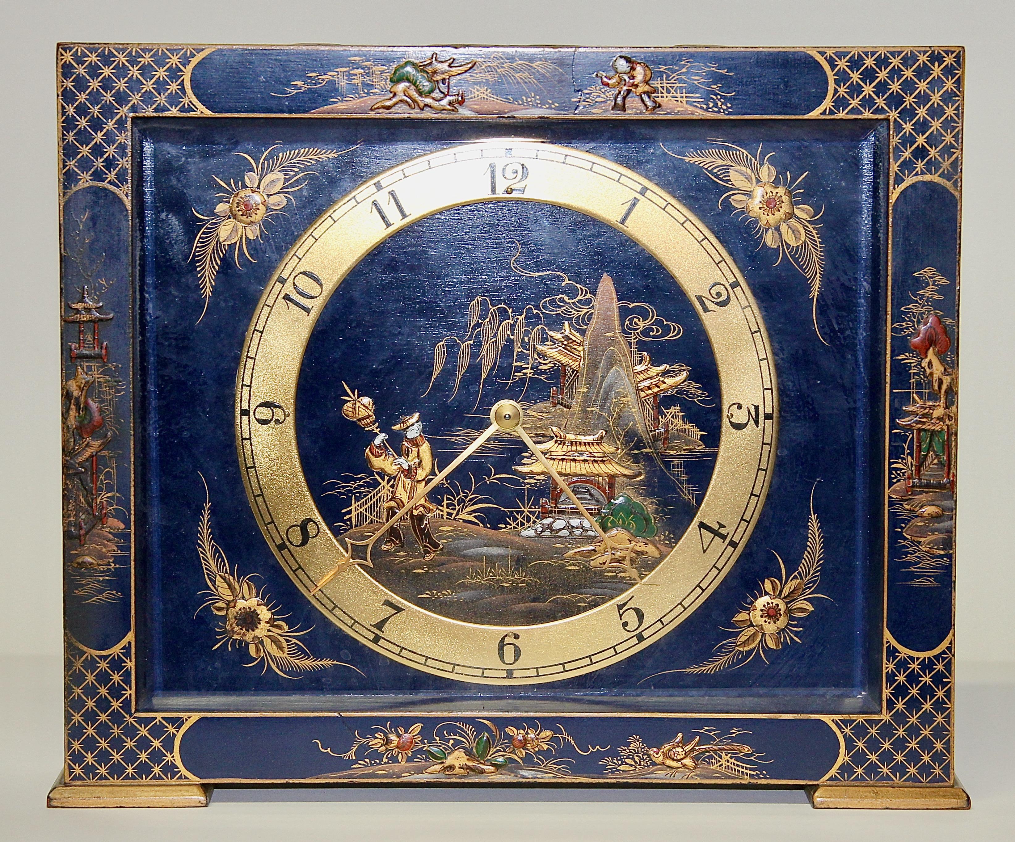 Reloj de sobremesa antiguo y decorativo con elaborada pintura en la caja y la esfera. chinoiserie. Arte chino.